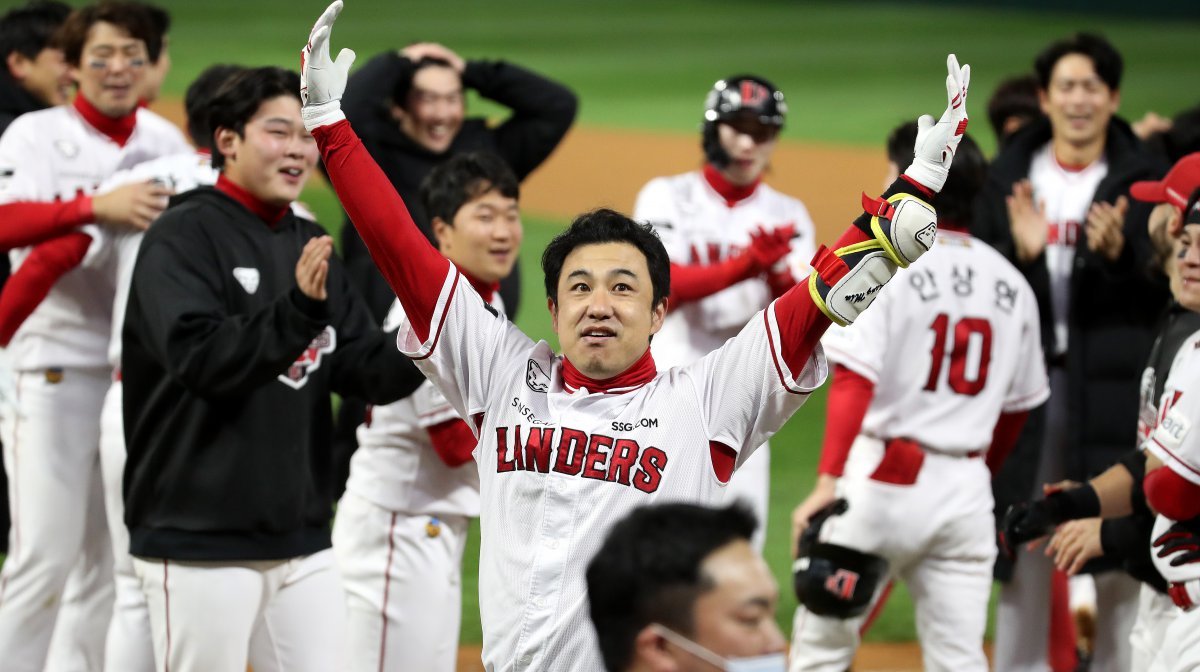 7일 오후 인천시 미추홀구 SSG 랜더스필드에서 열린 프로야구 ‘2022 신한은행 SOL KBO 포스트시즌’ 한국시리즈 5차전 키움 히어로즈와 SSG 랜더스의 경기에서 9회말 무사 주자 1, 3루 상황 SSG 김강민이 역전 끝내기 홈런을 친 뒤 관중들을 향해 세리머니를 하고 있다. 2022.11.7 뉴스1