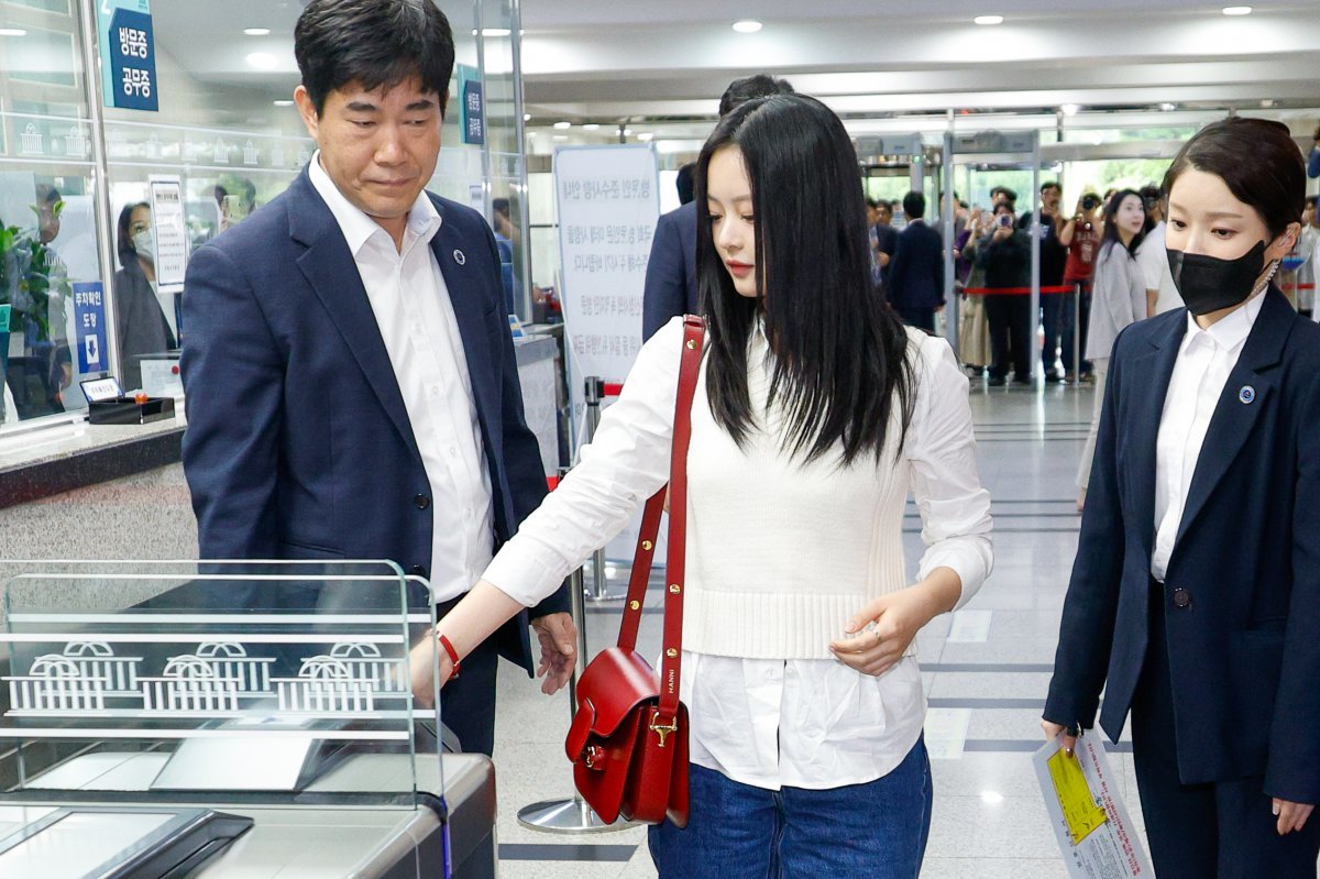 그룹 뉴진스 멤버 하니가 15일 오후 서울 여의도 국회에서 환경노동위원회 국정감사에 참고인 신분으로 출석하기 위해 본청으로 들어서고 있다. 2024.10.15/뉴스1