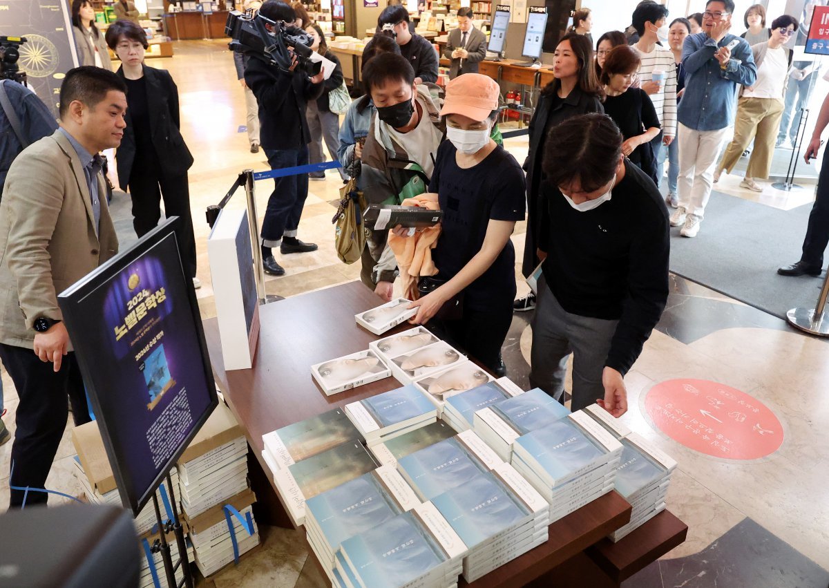 11일 오전 서울 종로구 교보문고 광화문점에서 시민들이 노벨 문학상을 수상한 소설가 한강의 책을 고르고 있다. 2024.10.11.[서울=뉴시스]