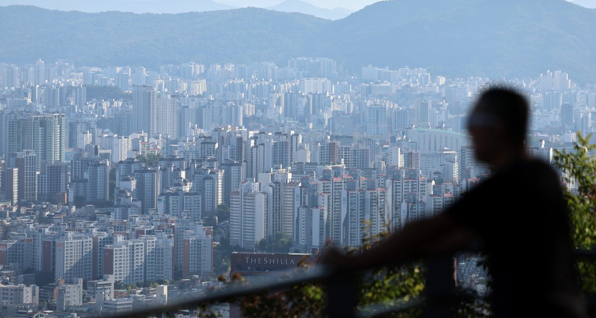 9일 오전 서울 용산구 남산공원에서 바라본 서울 시내에 아파트가 보이고 있다.  서울부동산정보광장에 따르면 지난달 서울아파트 거래량은 총 2080건으로 집계됐다. 신고기한이 아직 한 달가량 남았지만, 지난 8월 거래량(6127건)과 비교하면 절반 수준으로 줄어들 것으로 보인다.   매수자는 고금리 기조 장기화와 대출 규제 강화 등의 영향으로 금융 부담이 커지고, 매도자는 앞으로 집값이 더 오를 것을 기대하며 버티기에 나서고 있다. 매도자와 매수자 간 희망 거래 가격 차이로 시장에 매물이 쌓이고 있다. 2024.10.09.[서울=뉴시스]