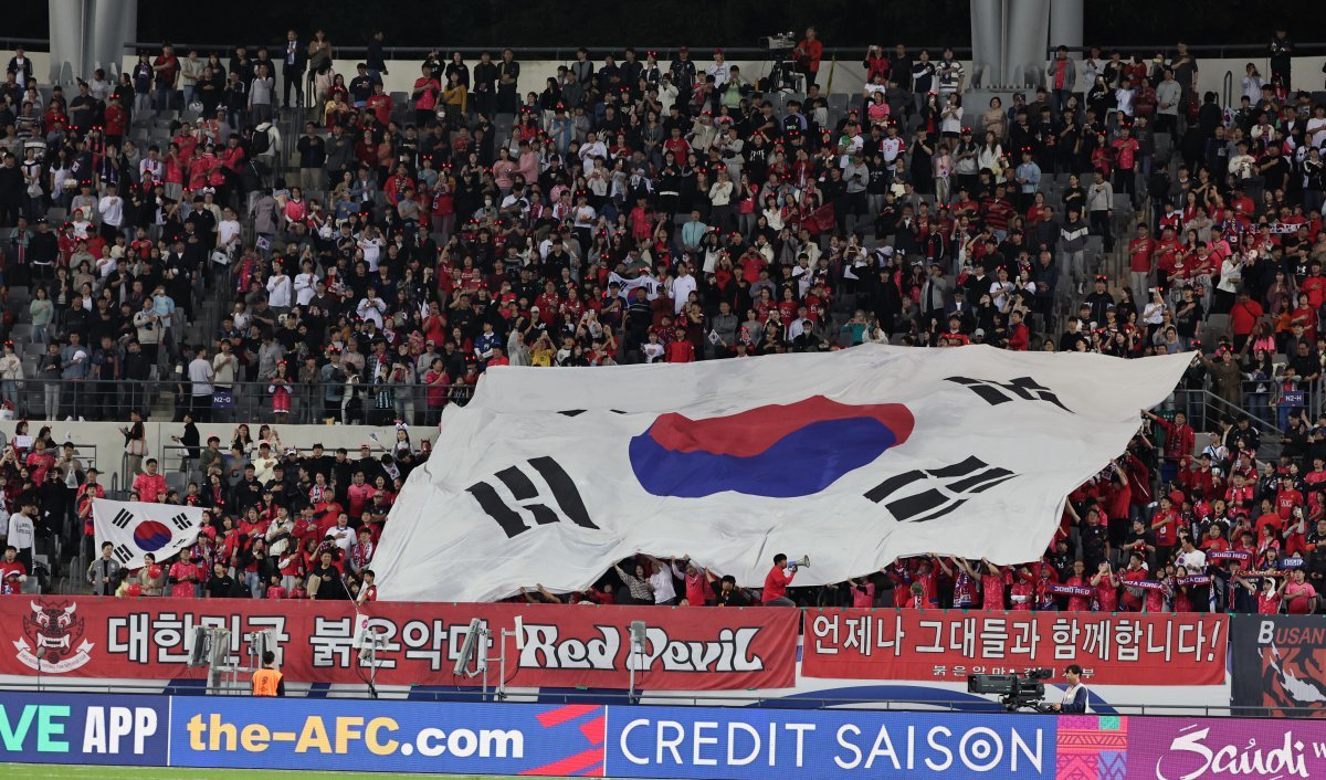 15일 오후 경기 용인시 처인구 용인미르스타디움에서 열린 2026 국제축구연맹(FIFA) 북중미 월드컵 아시아 3차 예선 B조 4차전 대한민국과 이라크의 경기에 앞서 붉은악마 응원단이 대형 태극기를 펼쳐들고 있다. 2024.10.15/뉴스1