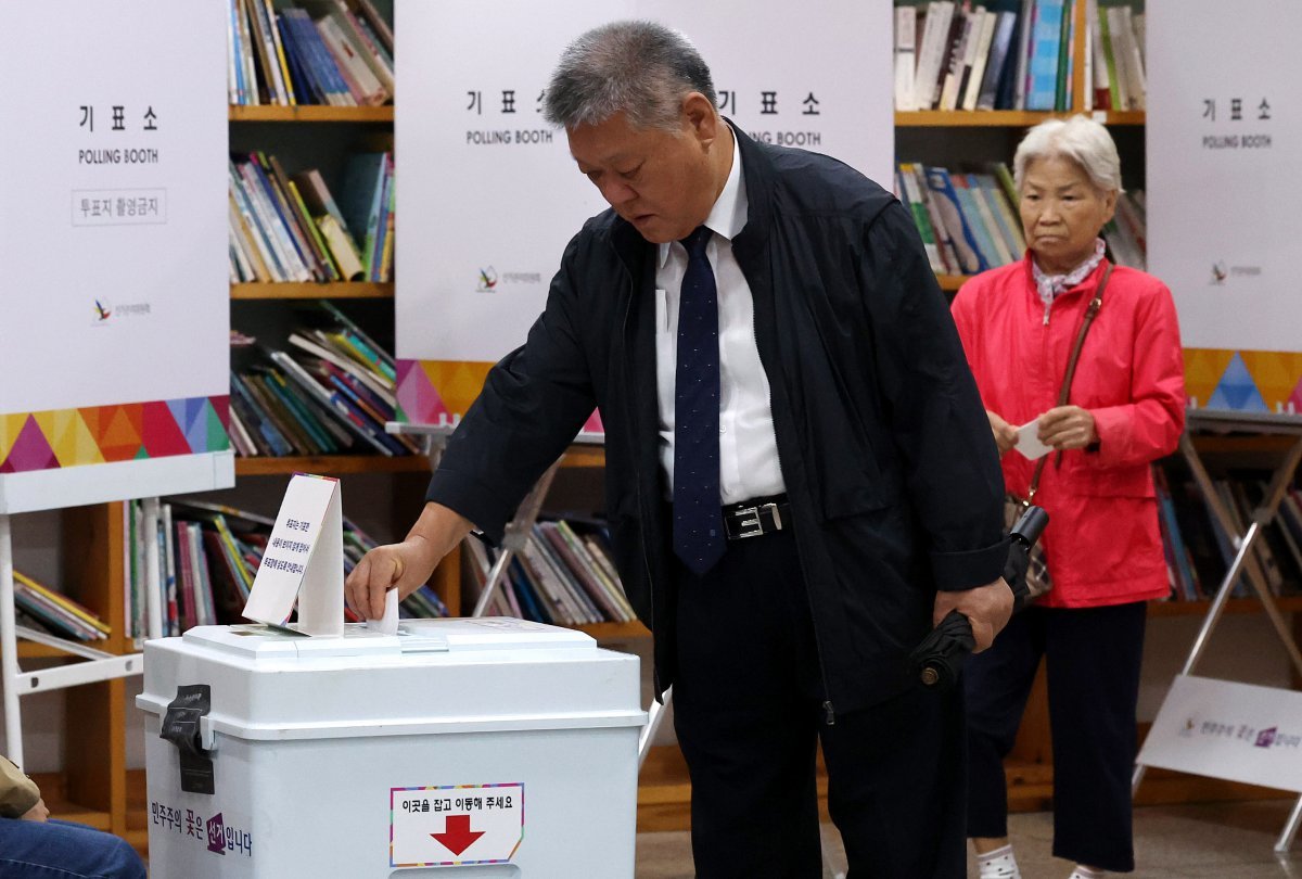 10.16 서울시교육감 보궐선거일인 16일 오전 서울 구로구 구로아트밸리 예술극장에 마련된 구로5동 제4투표소에서 유권자가 소중한 한표를 행사하고 있다. 2024.10.16 서울=뉴시스