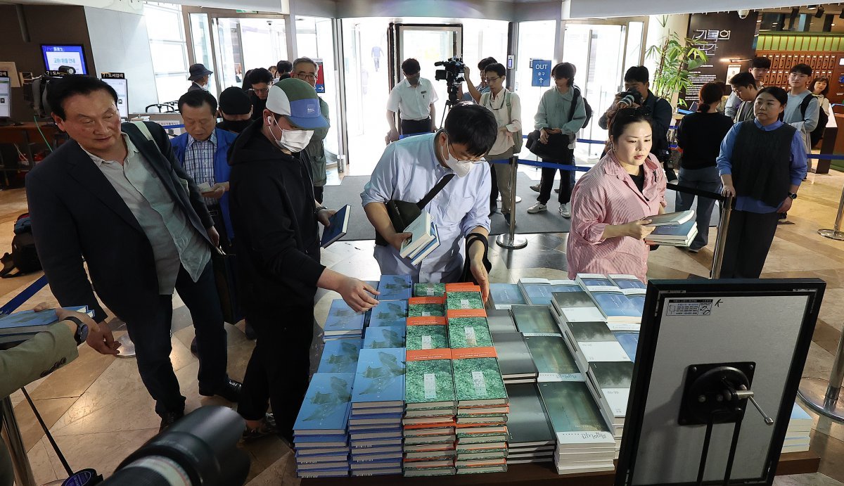 11일 서울 종로구 교보문고을 찾은 시민들이 노벨문학상을 수상한 작가 한강의 책을 구매하고 있다. 2024.10.11/뉴스1