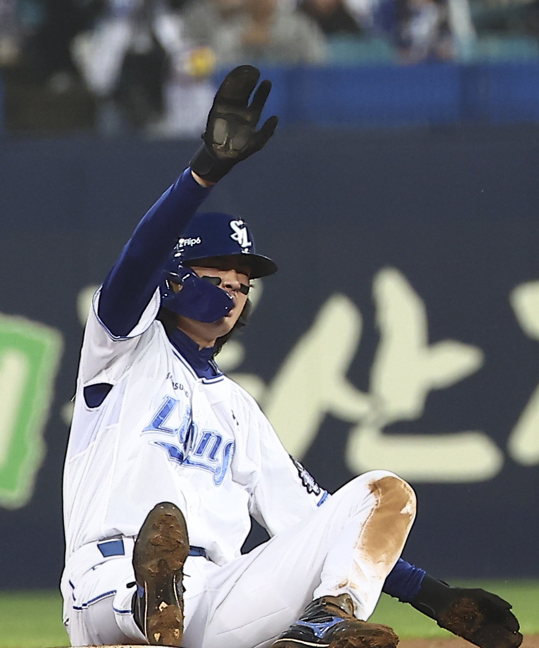 15일 오후 대구 수성구 삼성라이온즈파크에서 열린 2024 KBO 포스트시즌 플레이오프 2차전 LG 트윈스와 삼성 라이온즈의 경기, 1회말 2사 주자 없는 상황에서 1루 주자 삼성 구자욱이 2루 도루에 성공한 뒤 고통을 호소 하고 있다. 2024.10.15. 뉴시스