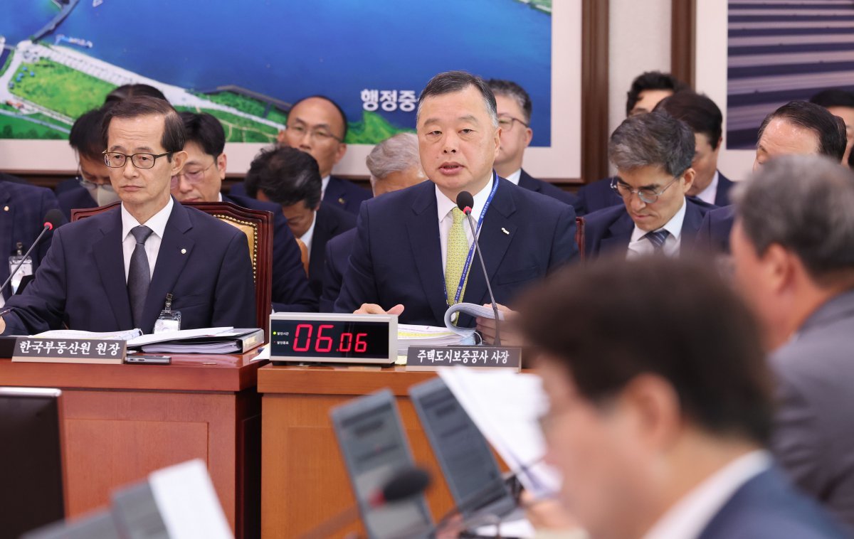 유병태 한국주택도시보증공사 사장이 16일 오전 서울 여의도 국회에서 열린 국토교통위원회 한국부동산원-주택도시보증공사 등에 대한 국정감사에서 의원질의에 답하고 있다. 2024.10.16. 뉴시스