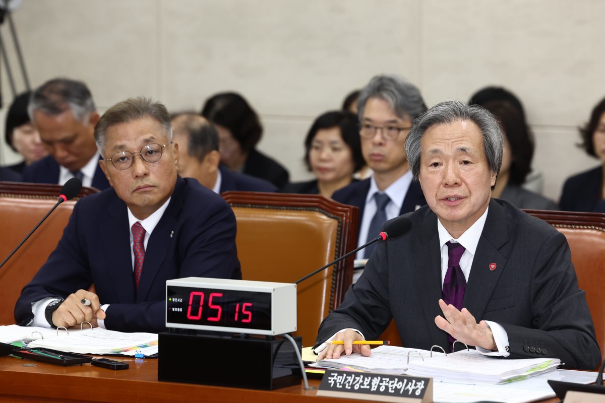 정기석 국민건강보험공단 이사장이 16일 오전 서울 여의도 국회 보건복지위원회에서 열린 국민건강보험공단·건강보험심사평가원에 대한 국정감사에서 의원 질의에 답변하고 있다. 왼쪽은 강중구 건강보험심사평가원장. 2024.10.16/뉴스1