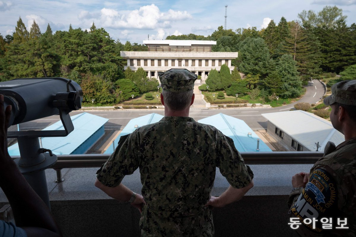 새뮤얼 파파로 미국 인도태평양사령관이  9일 판문점 공동경비구역(JSA)를 방문해 남측 자유의 집에서  군사분계선(MDL)  맞은편의 북측  판문각을 지켜보고 있다.     미 인도태평양사령부 SNS