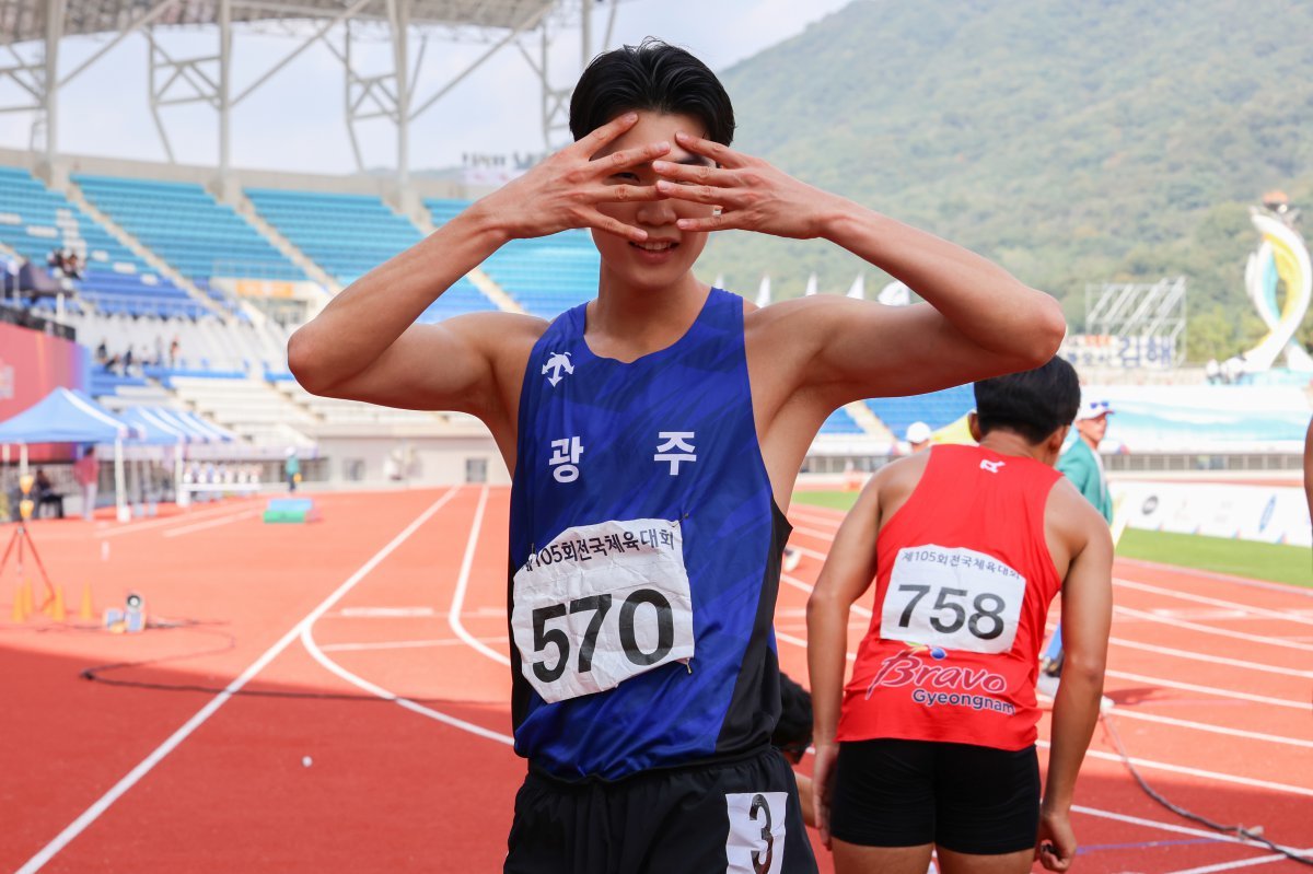 16일 전국체전을 4관왕으로 마친 뒤 손가락을 네 개씩 펴며 이를 자축하는 포즈를 취한 고승환. 대한육상연맹 제공