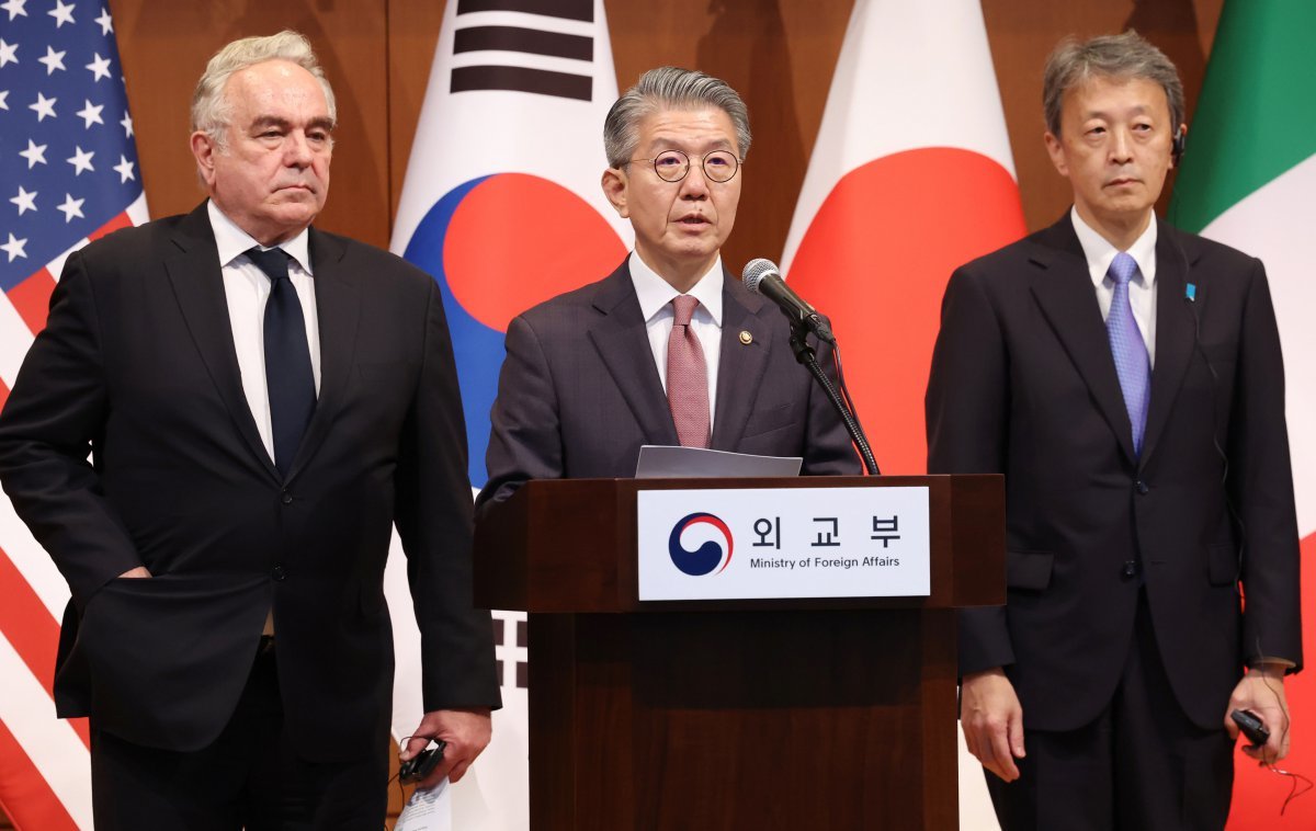 김홍균 외교부 1차관이 16일 서울 외교부 청사에서 열린 대북제재관련 대외발표에서 발언하고 있다. 왼쪽부터 커트 캠벨 미 국무부 부장관, 김 차관, 오카노 마사타카 일 외무성 사무차관. (공동취재) 2024.10.16/뉴스1