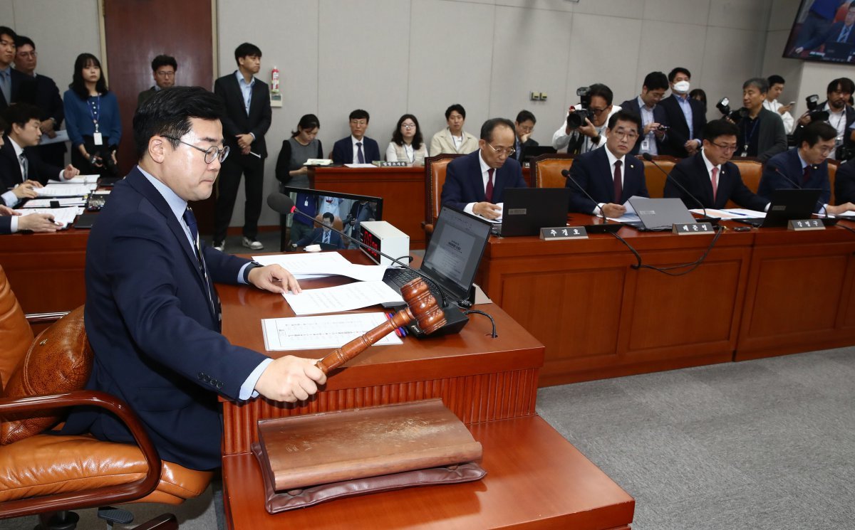 국회 운영위원장인 박찬대 더불어민주당 원내대표가 16일 오전 서울 여의도 국회에서 열린 운영위원회 전체회의애서 의사봉을 두드리고 있다. 2024.10.16/뉴스1