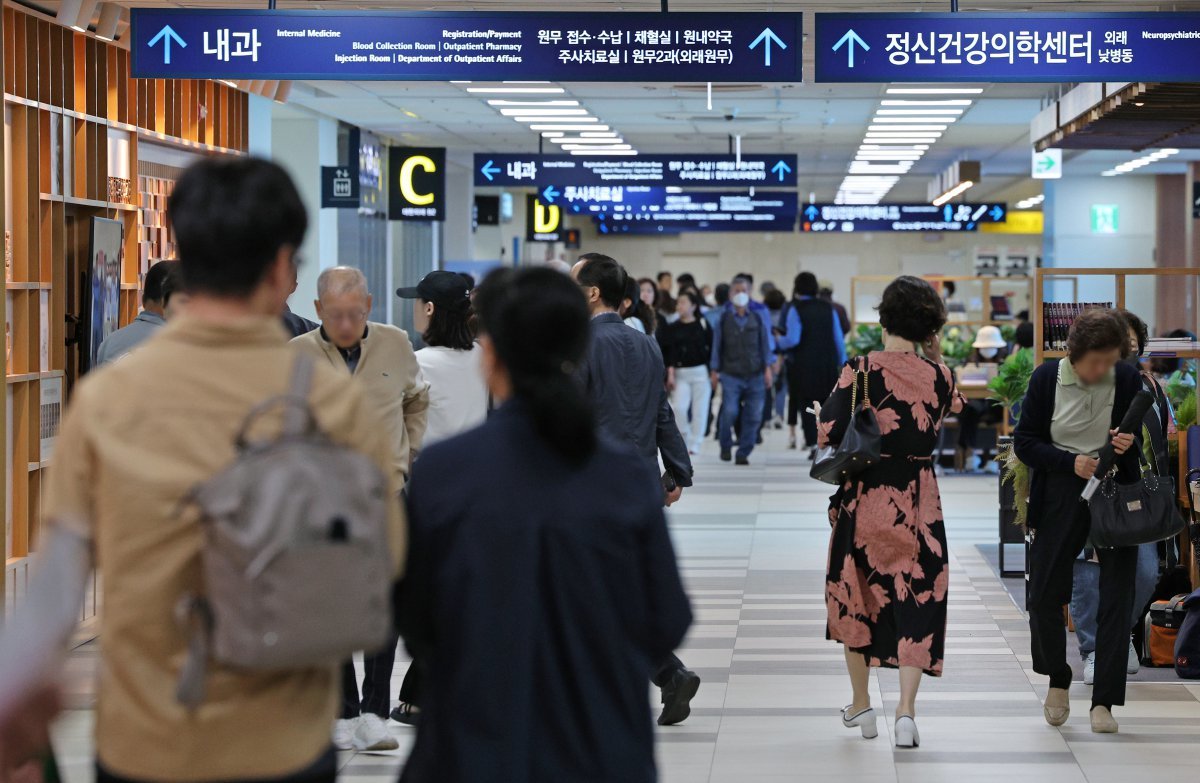 국군의 날이자 임시공휴일인 1일 서울의 한 대학병원을 찾은 내원객들이 진료를 위해 이동하고 있다.  2024.10.1/뉴스1