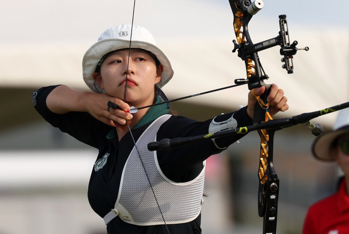 16일 오후 경남 진주시 공군교육사령부에서 열린 제105회 전국체육대회 양궁 여자 대학부 개인전 결승에서 임시현이 경기에 임하고 있다. 2024.10.16. 뉴시스