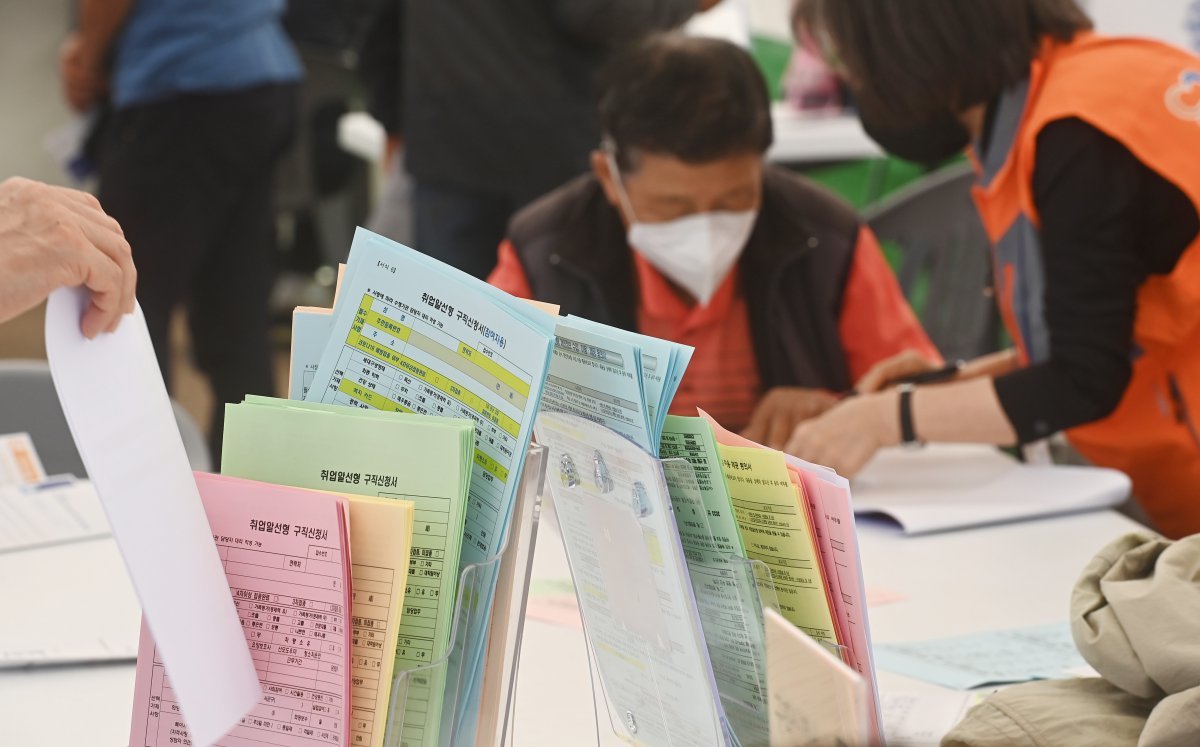 11일 경기도 수원시 팔달구 화성행궁광장에서 열린 ‘노인일자리 채용한마당’을 찾은 어르신들이 구직신청서를 작성하고 있다. 2023.10.11. 뉴시스