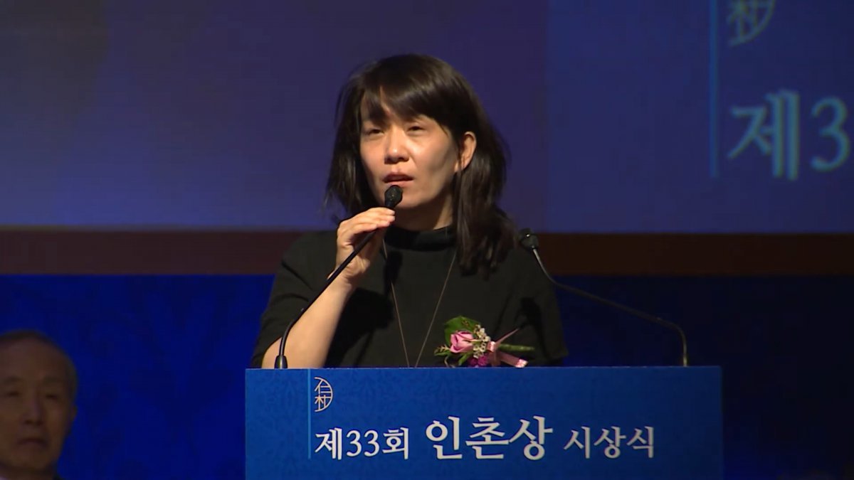 한강 작가가 2019년 10월 인촌상(언론·문화부문)을 수상한 자리에서 소감을 말하고 있다. 한강은 “10년 동안 책을 계속 써 달라는, 그 후로도 계속 쓰면 좋겠다는 독자 편지를 받았다”며 “그 마음을 먹었으니까 그렇게 저의 삶이 흘러가 주기를 바라게 됐다”고 말했다. 동아일보DB