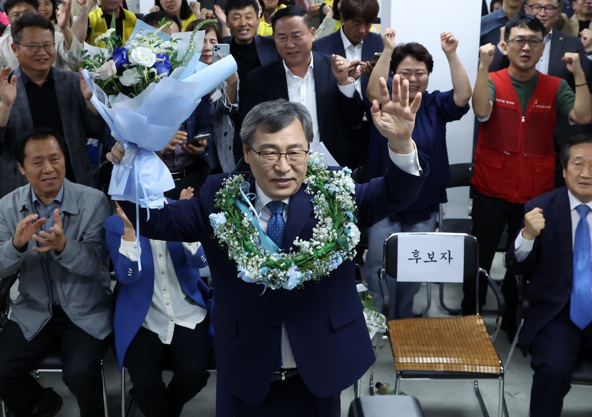 10·16 서울시교육감 보궐선거 진보 진영 단일 후보인 정근식 후보가 16일 오후 서울 마포구에 마련된 자신의 선거캠프에서 당선이 확실시 되자 꽃목걸이를 걸고 환호하고 있다. 2024.10.16. 뉴스1