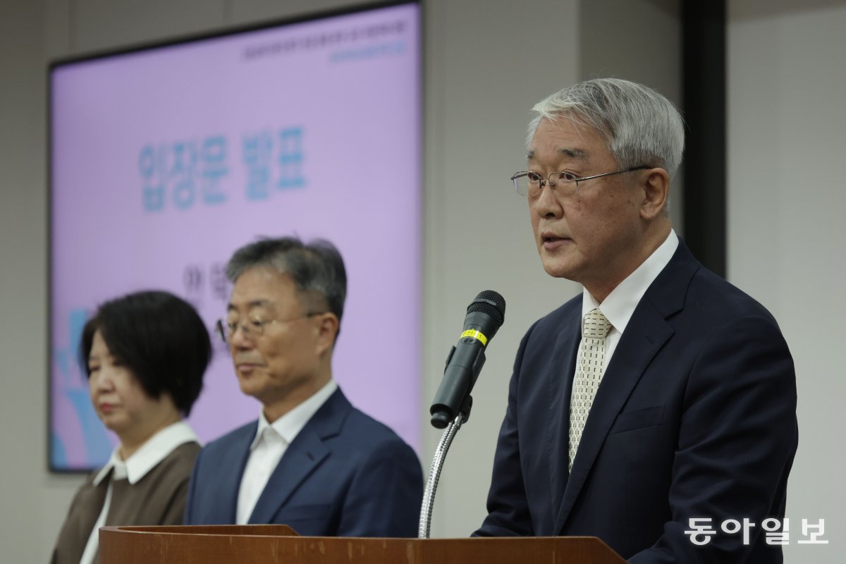 안덕선 한국의학교육평가원장(오른쪽)이 16일 서울 종로구 서울대병원에서 기자회견을 열고 교육부를 향해 “평가 기관의 독립성과 자율성을 훼손하는 법 개정 시도를 즉시 중단하라”고 요구했다. 안 원장이 기자회견을 연 것은 올 2월 의료공백 사태 발생 후 처음이다. 박형기 기자 oneshot@donga.com