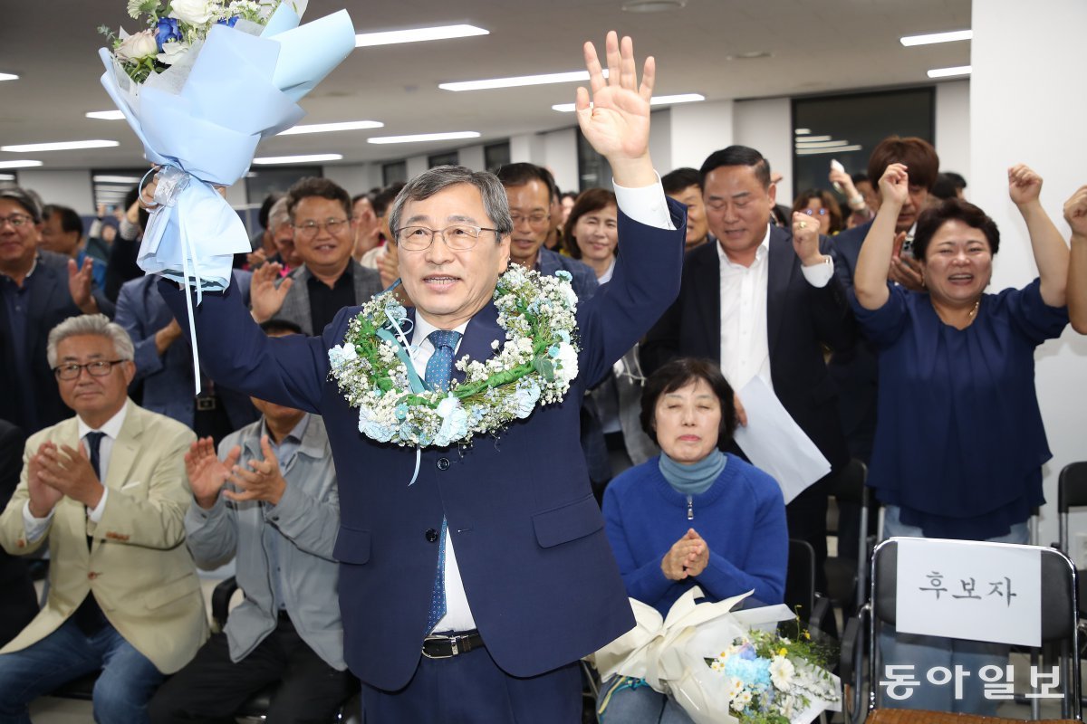 16일 서울시교육감 보궐선거에서 진보진영 단일 후보로 출마한 정근식 후보가 선거사무소에서 당선이 확실시되자 꽃다발을 들고 기뻐하고 있다. 정 후보의 당선으로 서울에선 10년 동안 계속된 진보 교육의 흐름이 이어지게 됐다. 변영욱 기자 cut@donga.com