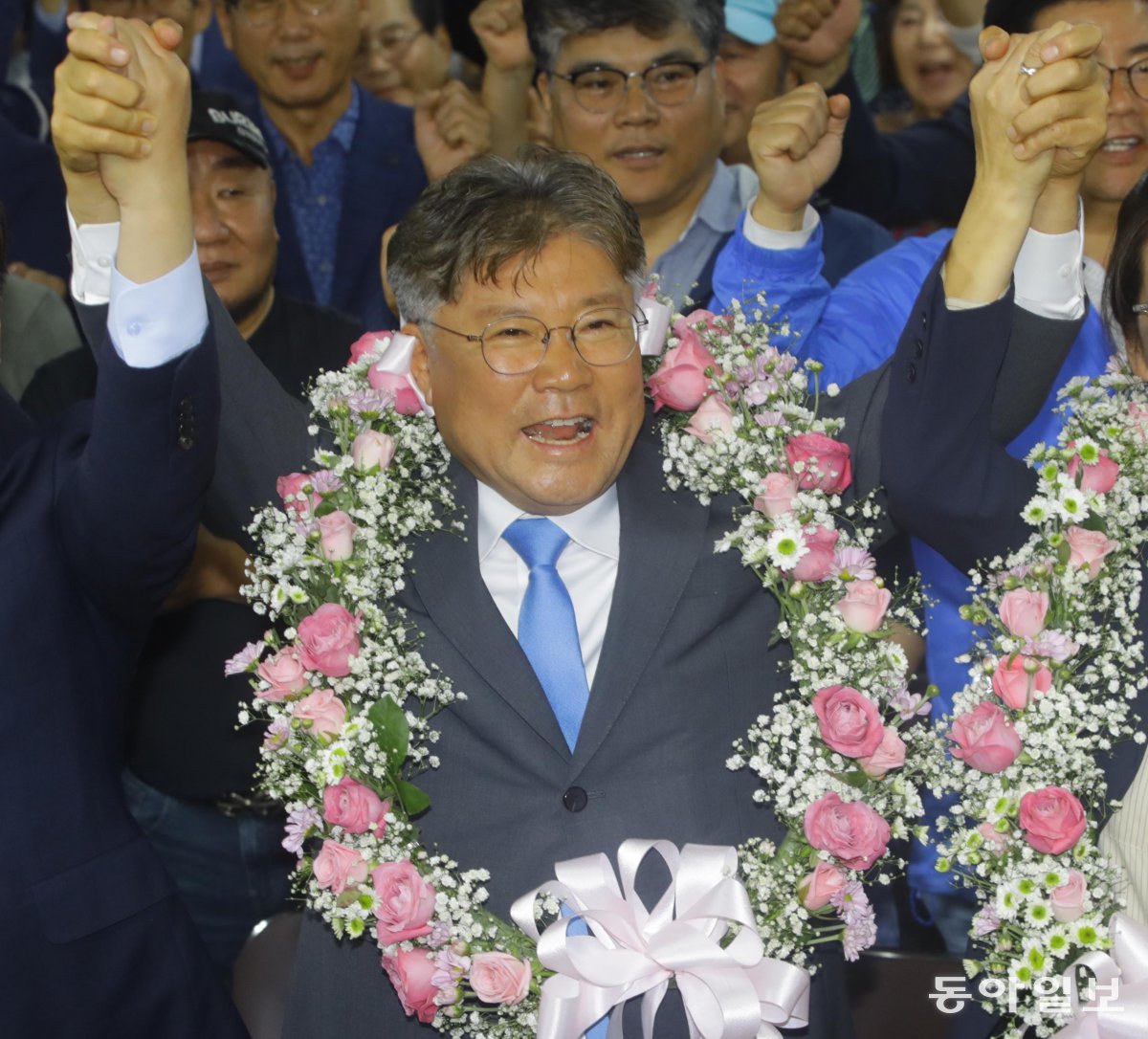 16일 전남 영광군수 재선거에서 당선이 확실시되자 더불어민주당 장세일 후보가 영광읍 선거사무소에서 지지자들에게 인사하고 있다.
영광=박영철 기자 skyblue@donga.com