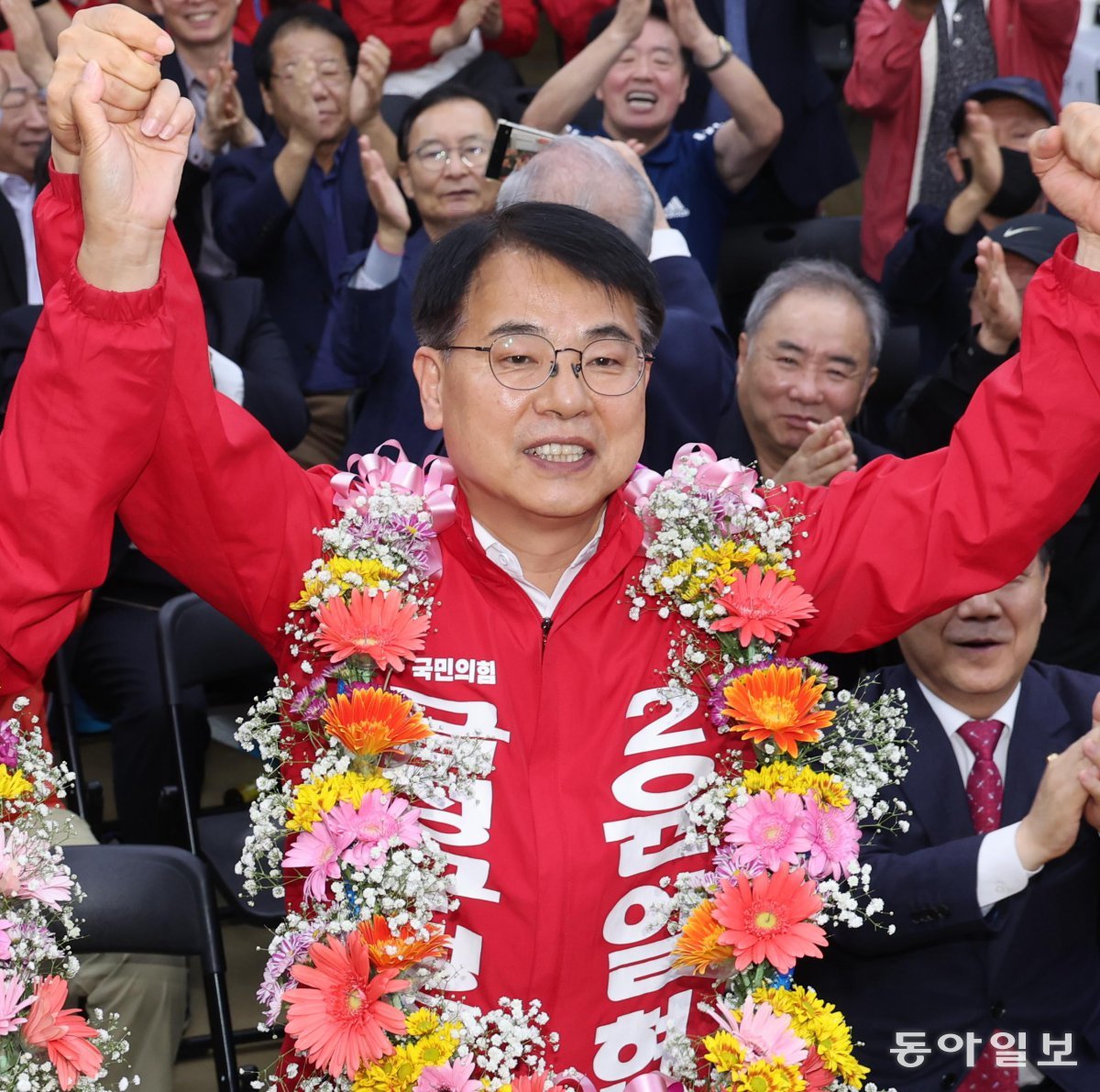 국민의힘 윤일현 후보가 16일 오후 부산 금정구청장 보궐선거에서 당선이 유력시되자 선거사무소에서 지지자들과 함께 환호하고 있다.
부산=장승윤 기자 tomato99@donga.com