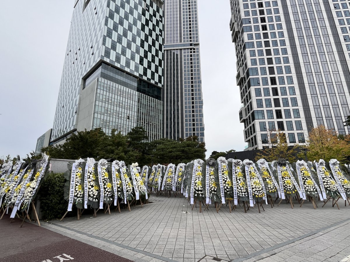 14일 오전 8시 38분 서울 성동구 SM엔터테인먼트 본사 앞에 아이돌 그룹 멤버의 활동 복귀를 반대하는 근조화환이 늘어서 있다.