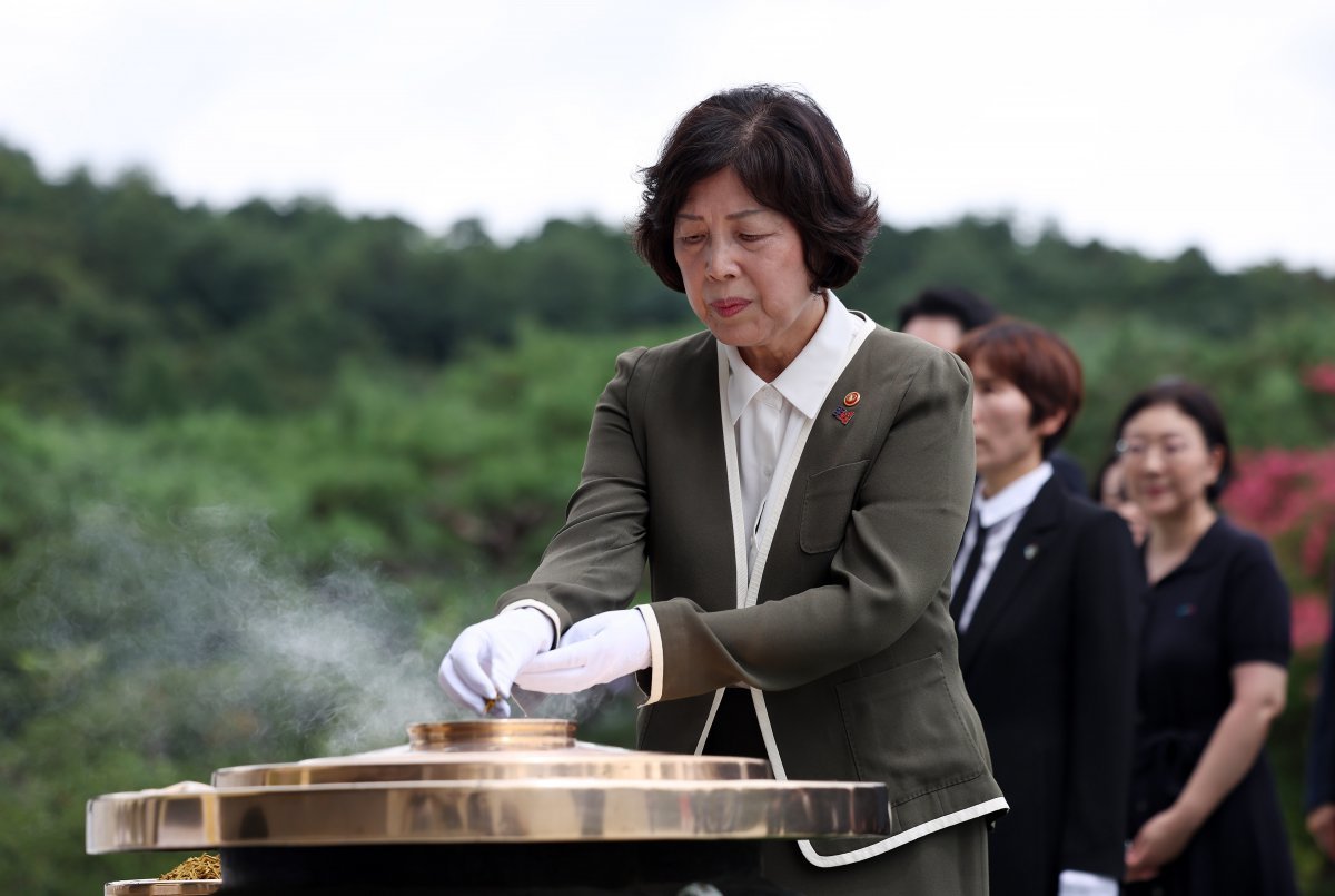 강정애 국가보훈부 장관이 25일 오전 서울 동작구 국립서울현충원에서 현충탑에 분향을 하고 있다. 2024.07.25. 뉴시스