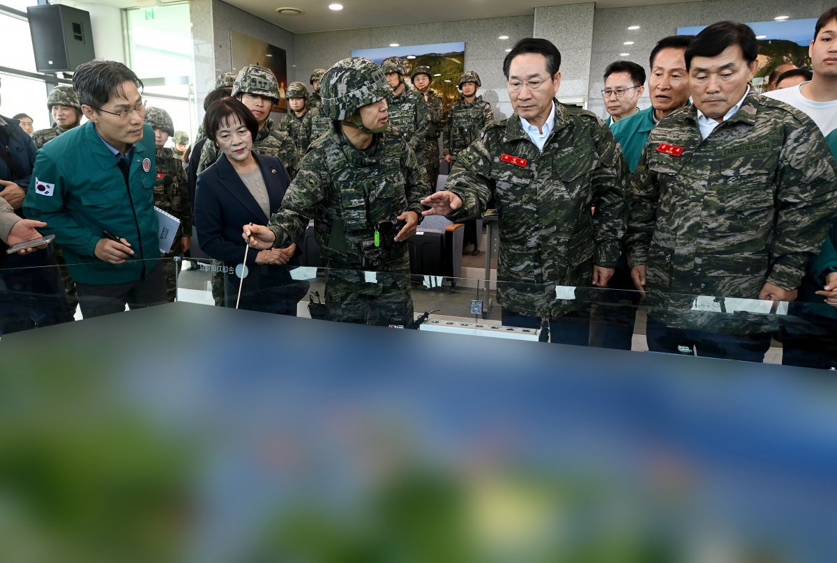 17일 인천 옹진군 연평도에서 유정복 인천시장이 해병대 연평부대 관계자로부터 안보 상황을 보고 받고 있다. 인천시 제공