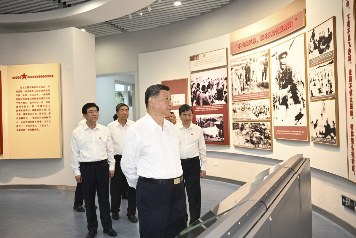 시진핑 중국 국가주석(맨 앞)이 15일 중국 푸젠성 둥산다오에 있는 구원창 기념관에 방문해 국공내전 당시 전투에 대한 전시물을 관람하고 있다. 둥산다오=신화 뉴시스