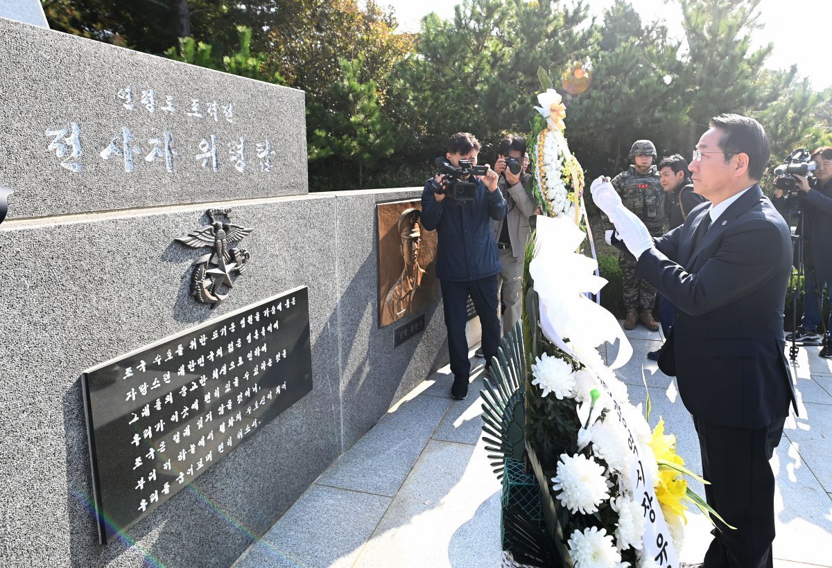 17일 인천 옹진군 연평도 포격전 전사자 위령탑에서 유정복 인천시장이 참배를 하고 있다. 인천시 제공