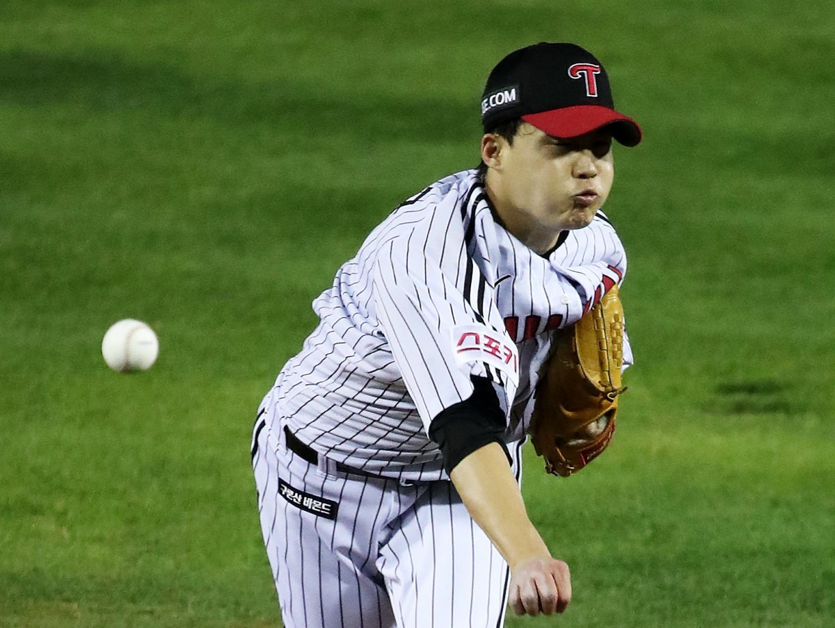 일 오후 서울 송파구 잠실야구장에서 열린 프로야구 ‘2024 신한 SOL 뱅크 KBO 포스트시즌’ 준플레이오프 5차전 KT 위즈와 LG 트윈스의 경기, 7회초 LG 선발투수 임찬규가 역투하고 있다. 2024.10.11/뉴스1