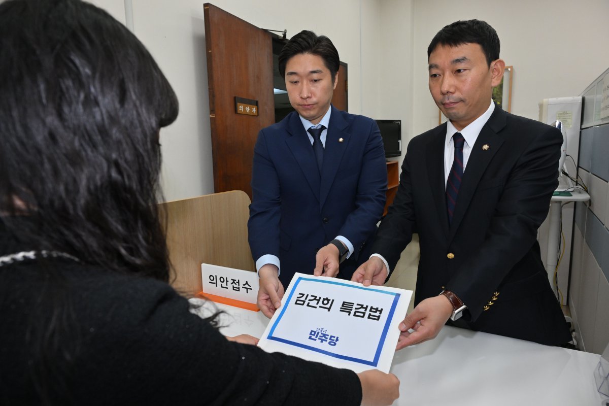 더불어민주당 김용만 원내부대표(왼쪽부터)와 김용민 원내정책수석부대표가 17일 서울 여의도 국회 의안과에 ‘김건희 특검법‘을 제출하고 있다. 2024.10.17.  뉴시스