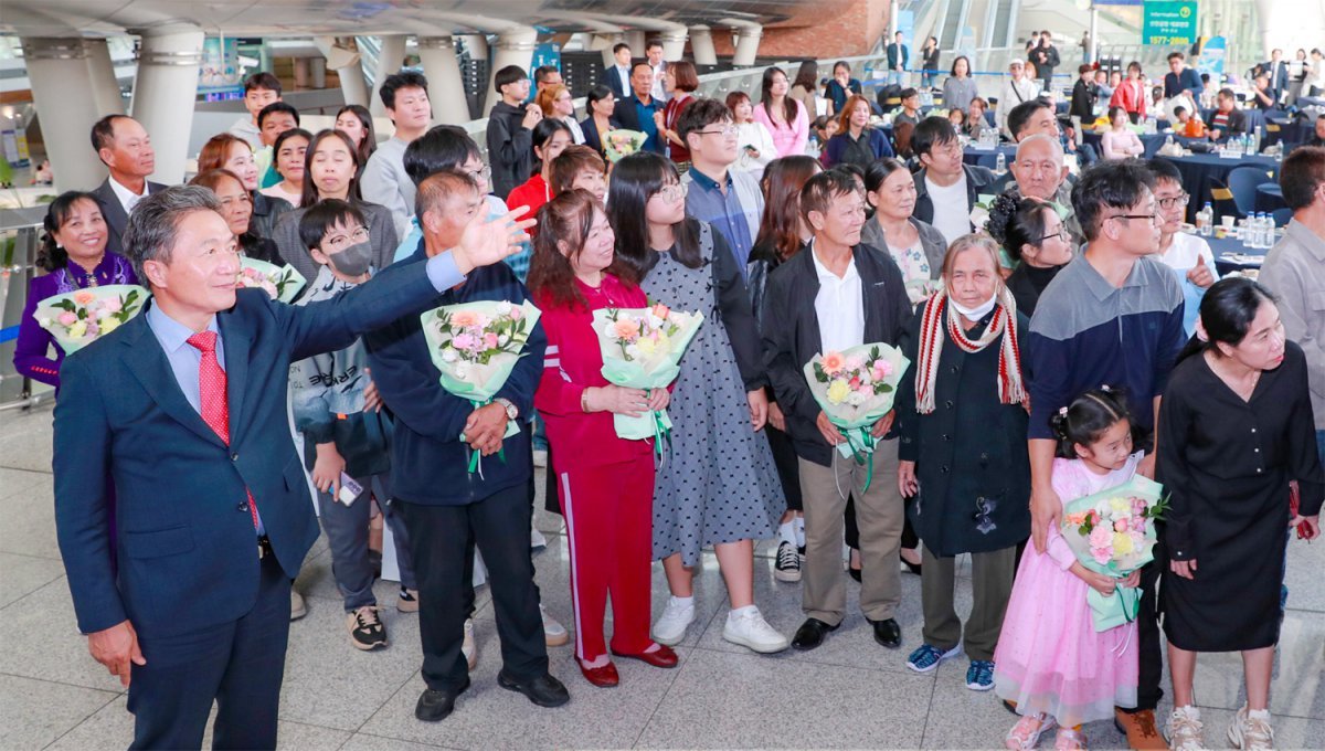 이학재 인천국제공항공사 사장(왼쪽)이 17일 인천공항으로 입국한 다문화가정의 가족들에게 제1여객터미널의 시설을 안내하고 있다. 인천국제공항공사 제공