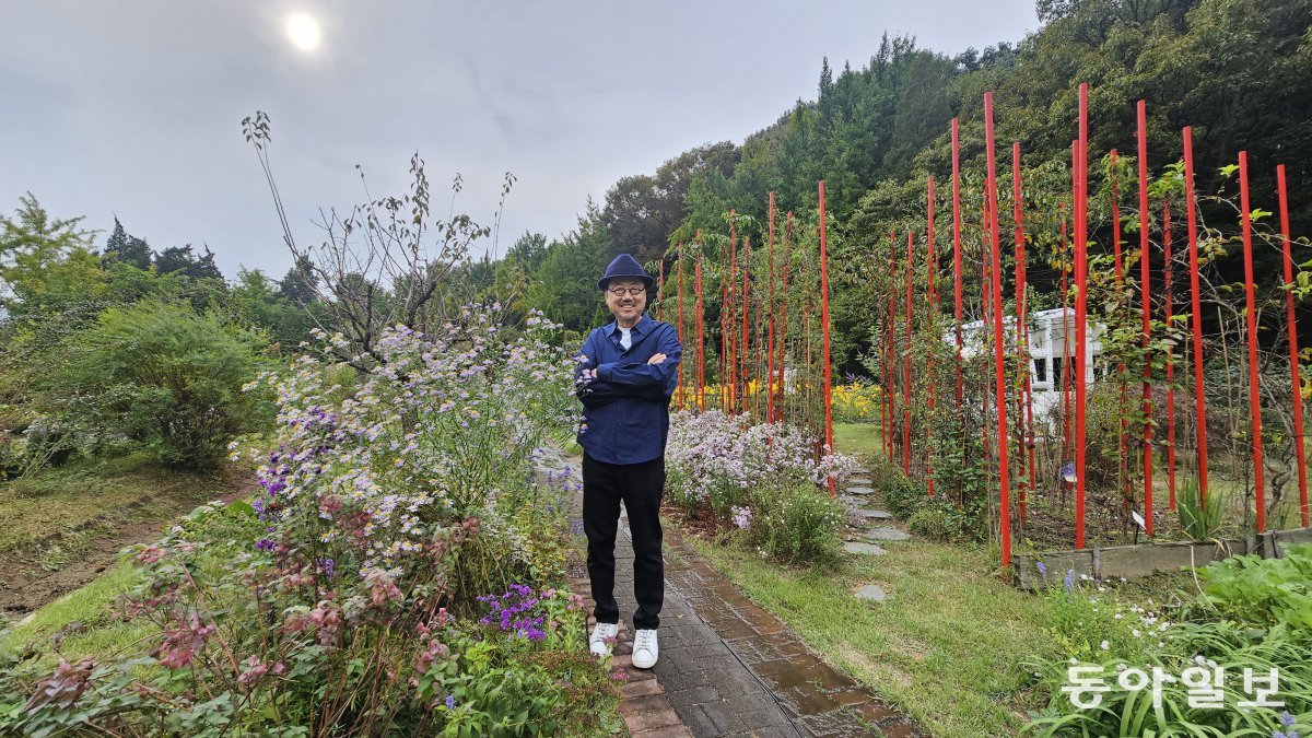 최시영 건축가가 경기 광주시에 있는 자신의 정원 ‘파머스 대디’에 섰다. 광주=김선미 기자 kimsunmi@donga.com