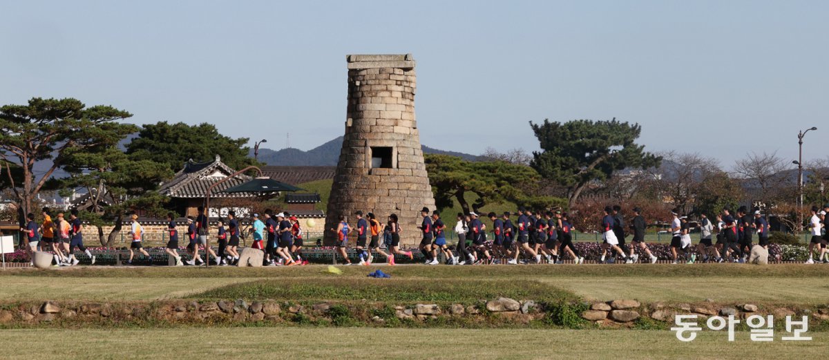 지난해 경주국제마라톤 마스터스 부문 참가자들이 첨성대 앞을 지나고 있다. 경주마라톤 코스는 첨성대를 비롯해 신라 천년고도 경주의 역사가 담긴 유네스코 세계문화유산을 두루 지난다. 19일 열리는 올해 대회에는 역대 최다인 1만2000명이 참가한다. 동아일보DB