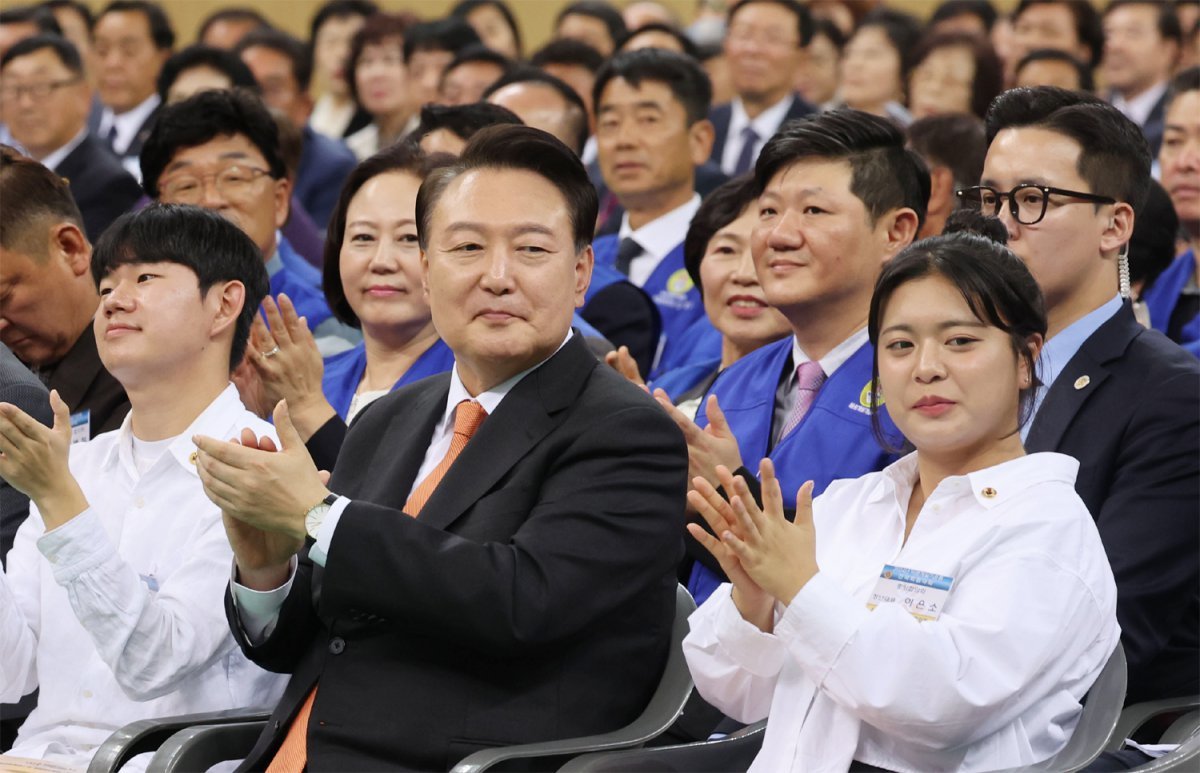 尹 “4대 개혁 완수” 윤석열 대통령(가운데)이 17일 오후 강원 강릉시 포남동 강릉아이스아레나에서 열린 바르게살기운동 전국회원 대회에 참석해 박수를 치고 있다. 윤 대통령은 이날 “많은 저항이 있고 어려움이 있지만 4대 개혁을 반드시 완수할 것”이라고 밝혔다. 강릉=대통령실사진기자단