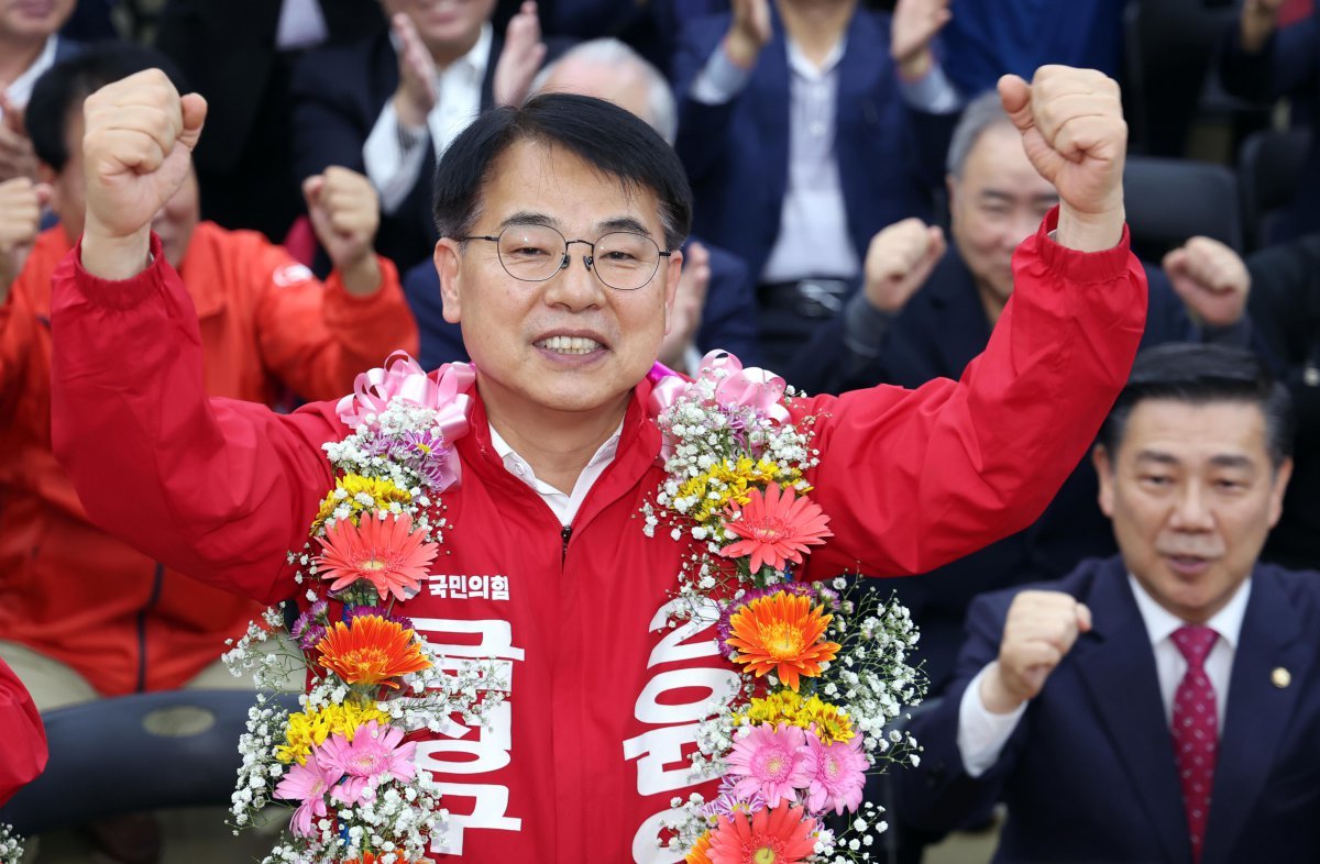 부산 금정구청장 보궐선거 윤일현 국민의힘 후보가 16일 금정구 자신의 선거사무소에서 당선이 유력해지자 환호하고 있다. 2024.10.16. 뉴시스