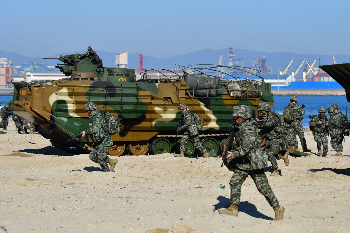 21일 경북 포항시 남구 도구해안에서 실시된 2023호국합동상륙훈련에서 적 해안에 상륙한 해병대원들이 돌격하고 있다.2023.11.21/뉴스1