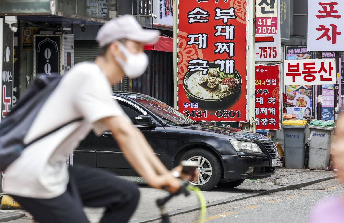 12일 서울의 한 먹자골목에 음식점 메뉴판이 놓여 있다.  경기 침체와 인플레이션으로 외식업 경기가 부진을 겪고 있는 것으로 나타났다. ‘2분기 외식산업경기동향지수’에 따르면 2분기 외식산업 경기동향지수는 75.60으로 지난 분기 대비 3.68포인트(p) 낮아졌다. 해당 지수는 지난해 2분기부터 3개 분기 연속으로 하락하다 올 1분기 반등했으나, 1분기 만에 다시 하락 전환했다. 2024.08.12 [서울=뉴시스]