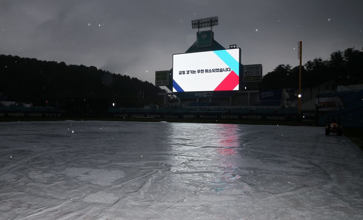 14일 오후 대구 삼성라이온즈파크 전광판에 프로야구 ‘2024 신한 SOL 뱅크 KBO 포스트시즌’ 플레이오프 2차전 LG 트윈스와 삼성 라이온즈의 경기 우천 취소 안내문이 송출되고 있다. 2024.10.14/뉴스1