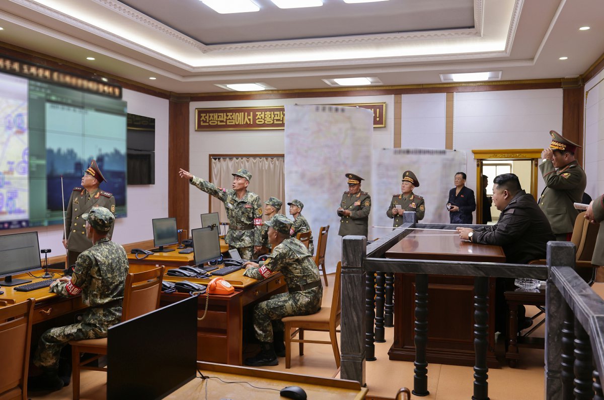 북한 노동당 기관지 노동신문은 김정은이 17일 조선인민군 제2군단 지휘부를 방문했다고 보도했다. 노동신문 뉴스1