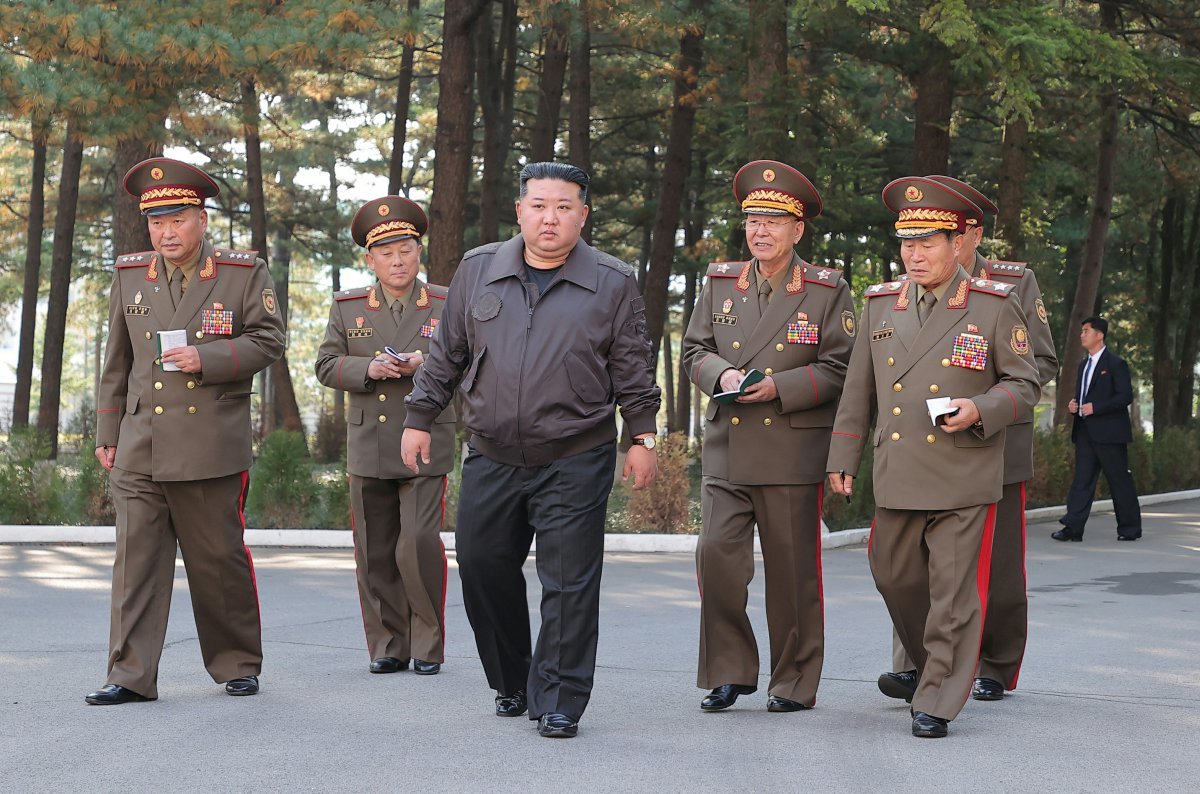 북한 노동당 기관지 노동신문은 김정은이 17일 조선인민군 제2군단 지휘부를 방문했다고 보도했다. 노동신문 뉴스1