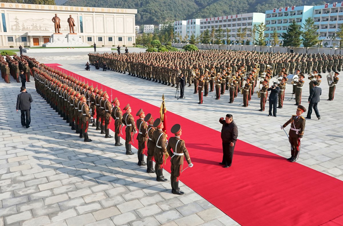 북한 노동당 기관지 노동신문은 김정은이 17일 조선인민군 제2군단 지휘부를 방문했다고 보도했다. 노동신문 뉴스1