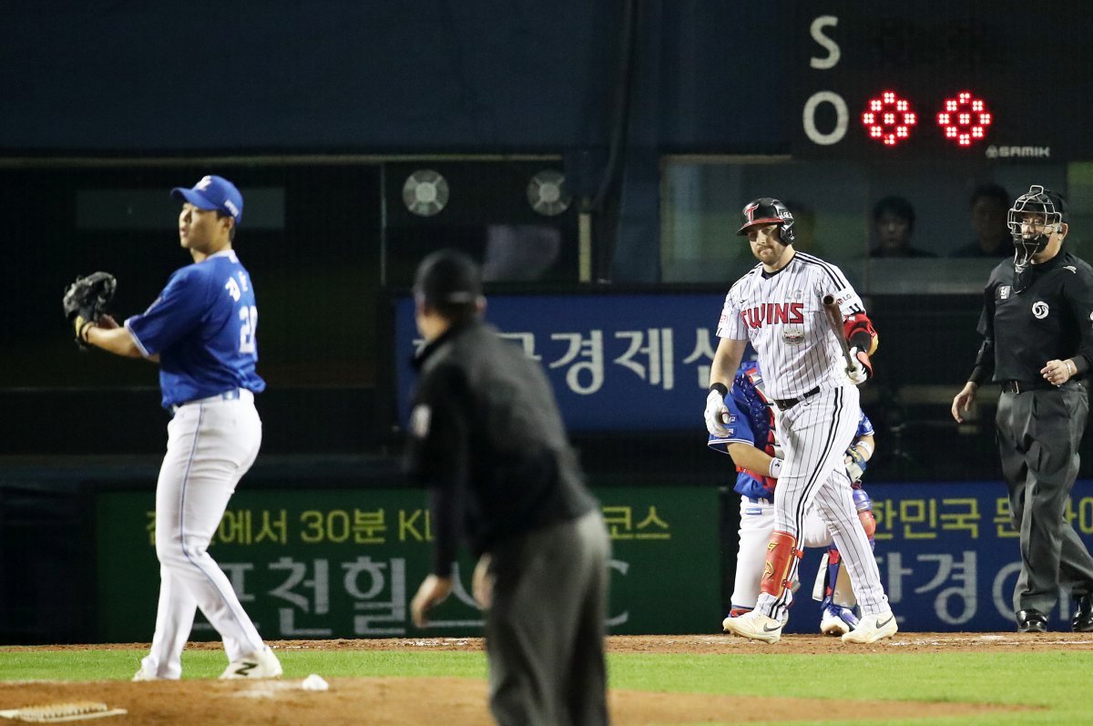 17일 오후 서울 송파구 잠실야구장에서 열린 프로야구 ‘2024 신한 SOL 뱅크 KBO 포스트시즌’ 플레이오프 3차전 삼성 라이온즈와 LG 트윈스의 경기, 5회말 LG 공격 2사 1,2루 상황에서 LG 오스틴이 삼성 구원투수 김윤수에게 외야 뜬공으로 아웃되고 있다. 2024.10.17/뉴스1