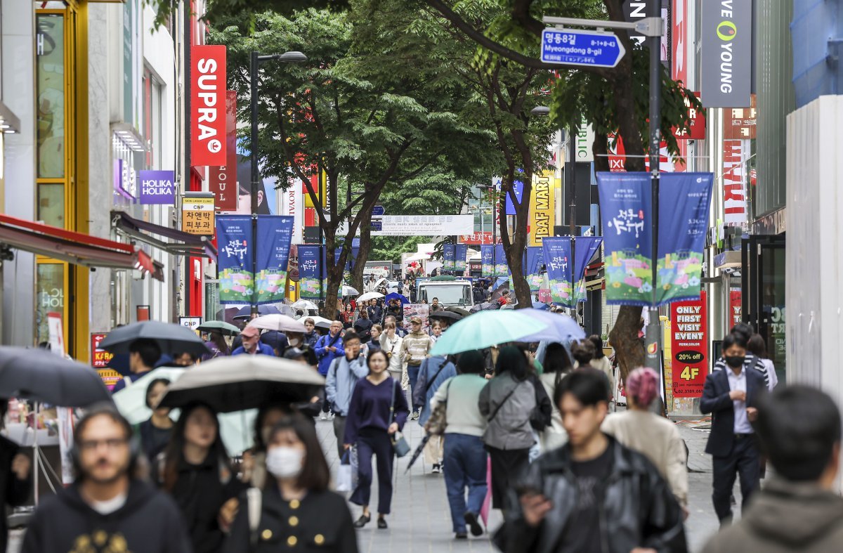 7일 서울 중구 명동거리가 사람들로 북적이고 있다. 코로나19 엔데믹 이후 서울의 상권 지도가 바뀌고 있다.  올해 1분기(1~3월) 서울의 소규모 상가 공실률은 5.7%로 지난해 초(6.3%)보다 0.6%포인트 감소했다. 같은 기간 중대형 상가는 8.6%에서 8.4%로 소폭 줄었으나 집합상가는 8.0%에서 9.0%로 증가했다.  2022년 초 명동의 소규모 상가 공실률은 42.1%에 달했으나, 올해 1분기에는 외국인 관광 수요의 회복으로 공실률이 1.8%까지 급감했다. 2024.05.07. 뉴시스