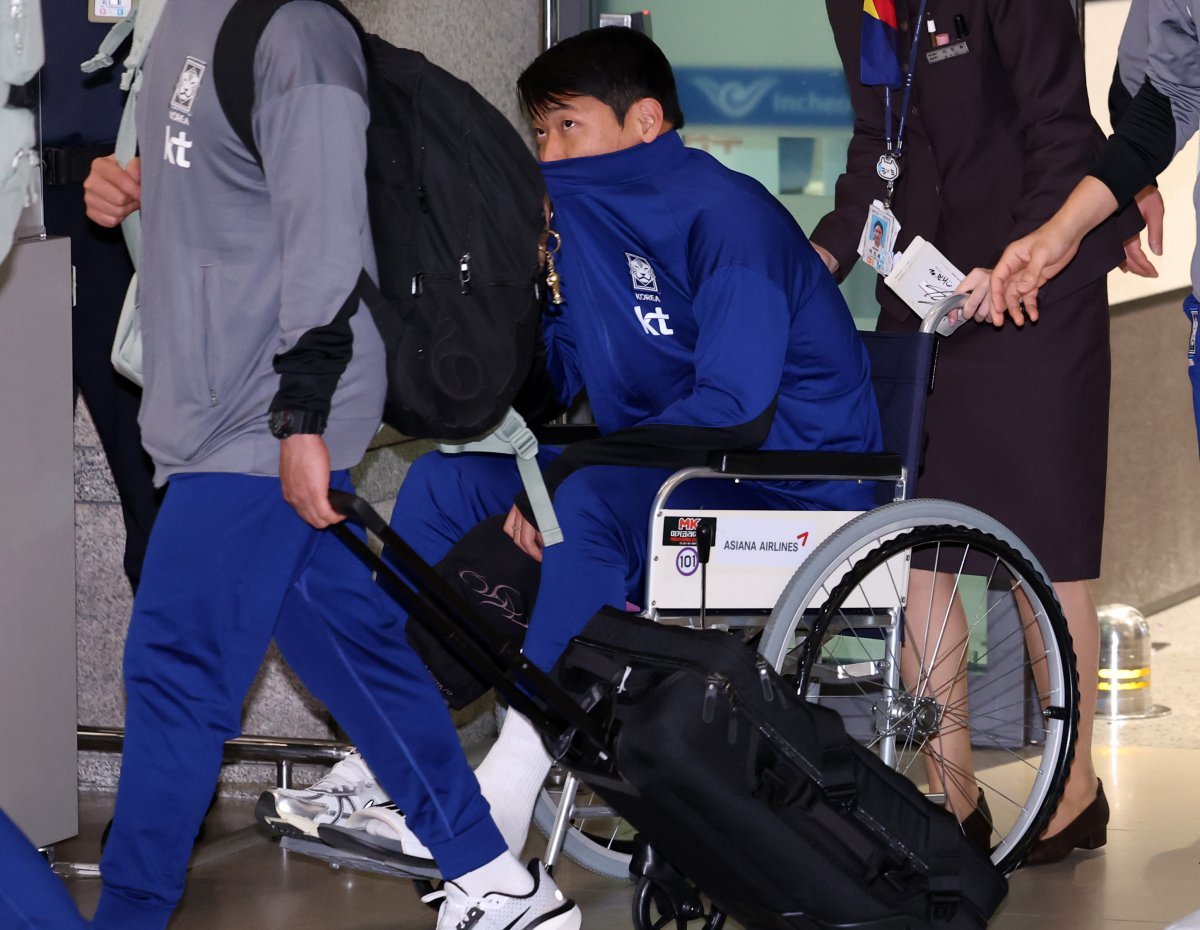 요르단 원정에서 승리를 거둔 대한민국 축구국가대표팀 황희찬이 11일 오후 인천국제공항 제1여객터미널을 통해 귀국하고 있다. 2024.10.11. 뉴시스