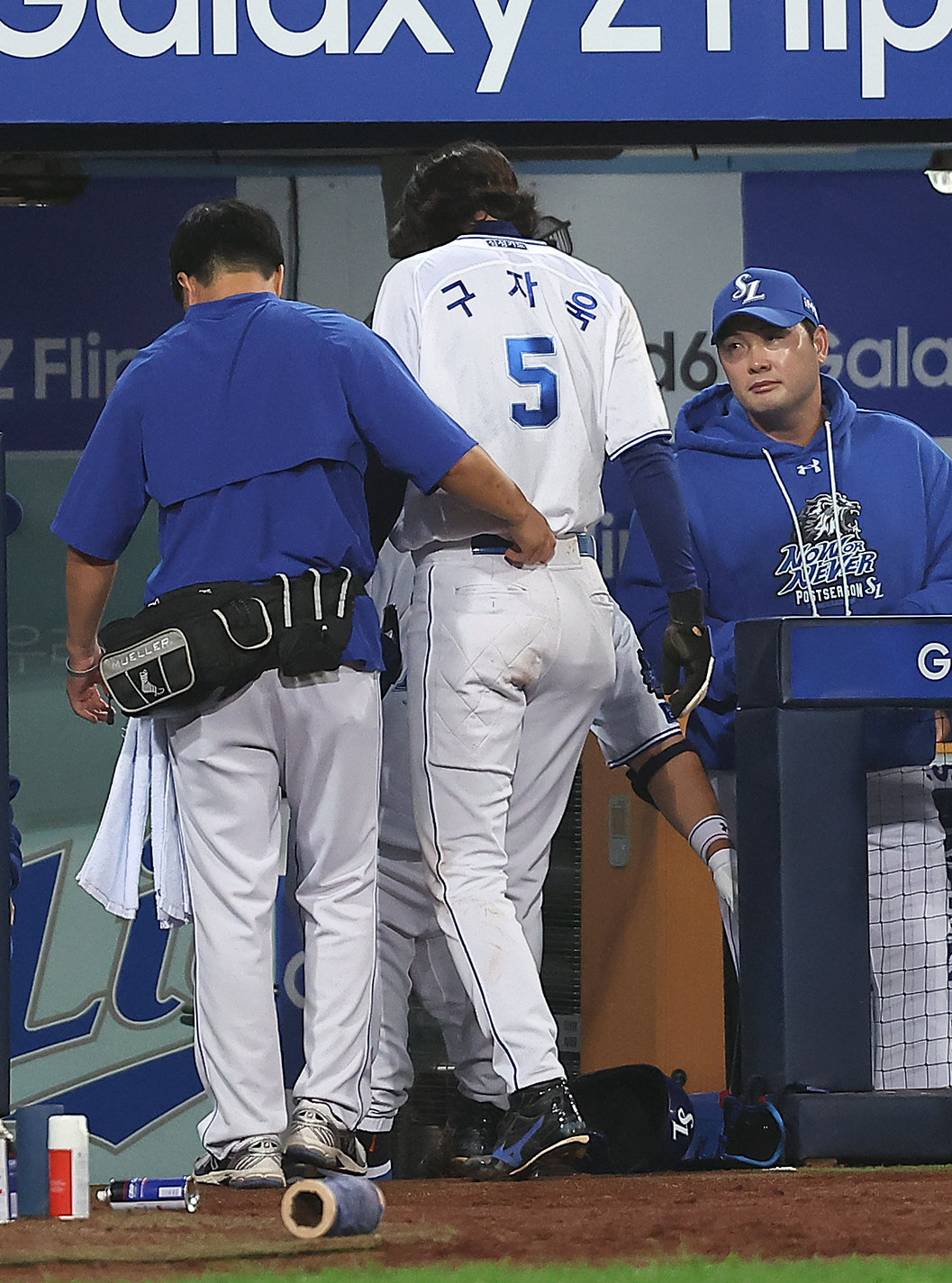 15일 오후 대구 삼성라이온즈파크에서 열린 프로야구 ‘2024 신한 SOL 뱅크 KBO 포스트시즌’ 플레이오프 2차전 LG 트윈스와 삼성 라이온즈의 경기, 삼성 구자욱이 1회말 2사 2루에서 디아즈의 적시 2루타 때 득점 후 팀 의료진의 부축을 받으며 더그아웃으로 향하고 있다. 2024.10.15.뉴스1