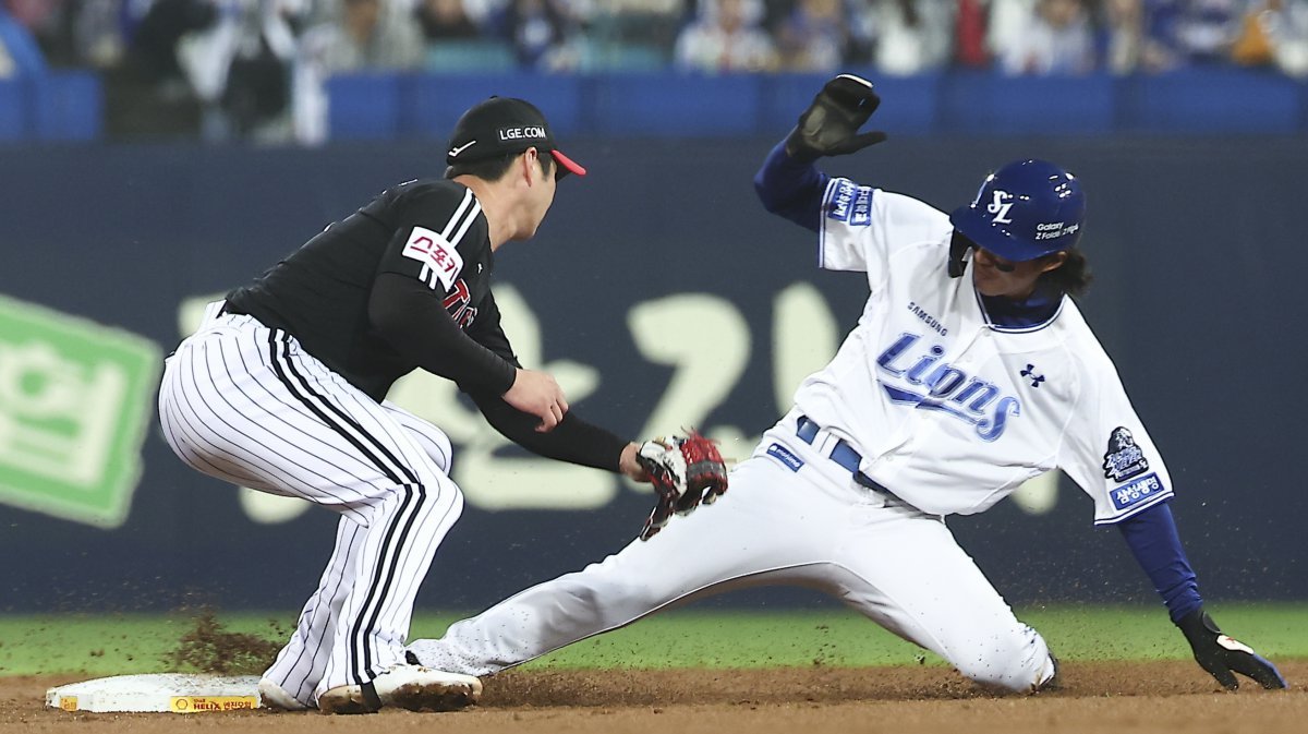 15일 오후 대구 수성구 삼성라이온즈파크에서 열린 2024 KBO 포스트시즌 플레이오프 2차전 LG 트윈스와 삼성 라이온즈의 경기, 1회말 2사 주자 없는 상황에서 1루 주자 삼성 구자욱이 2루 도루에 성공하고 있다. 2024.10.15. 뉴시스