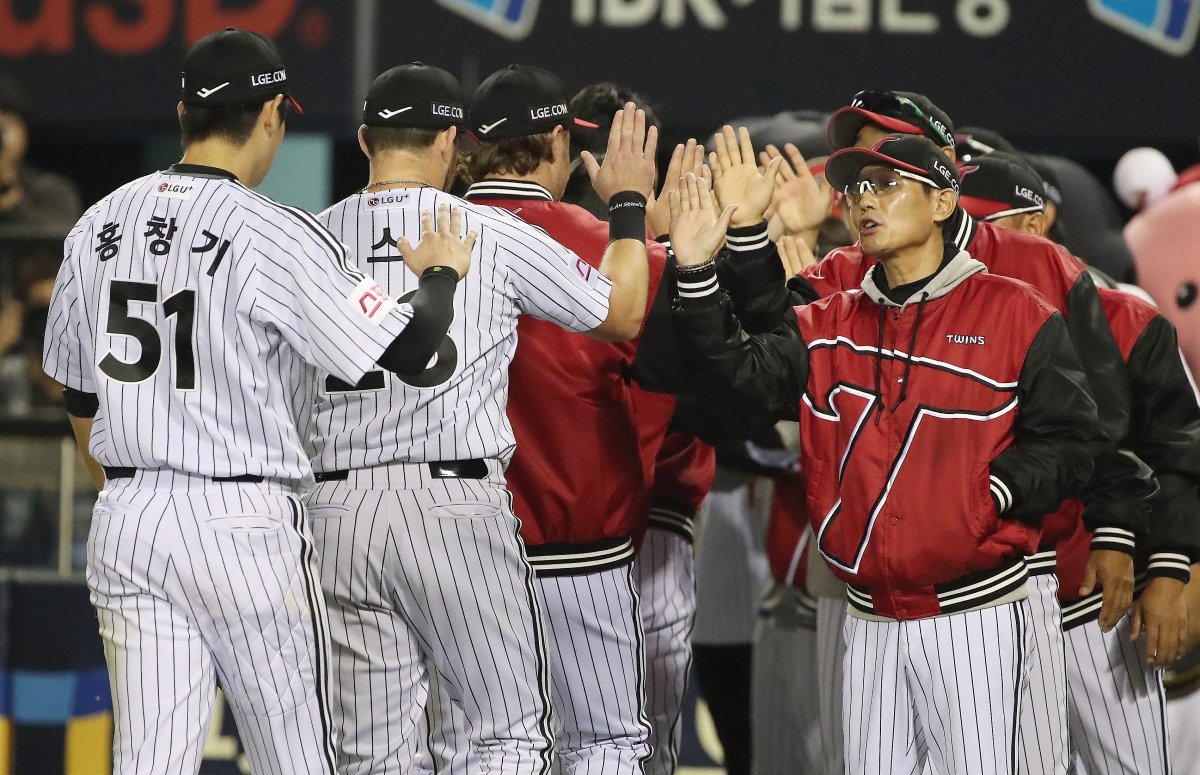 17일 오후 서울 송파구 잠실야구장에서 열린 프로야구 ‘2024 신한 SOL 뱅크 KBO 포스트시즌’ 플레이오프 3차전 삼성 라이온즈와 LG 트윈스의 경기에서 LG 염경엽 감독이 선수들과 하이파이브를 나누고 있다. 이날 경기는 LG가 삼성을 상대로 1-0으로 승리했다. 2024.10.17 뉴스1