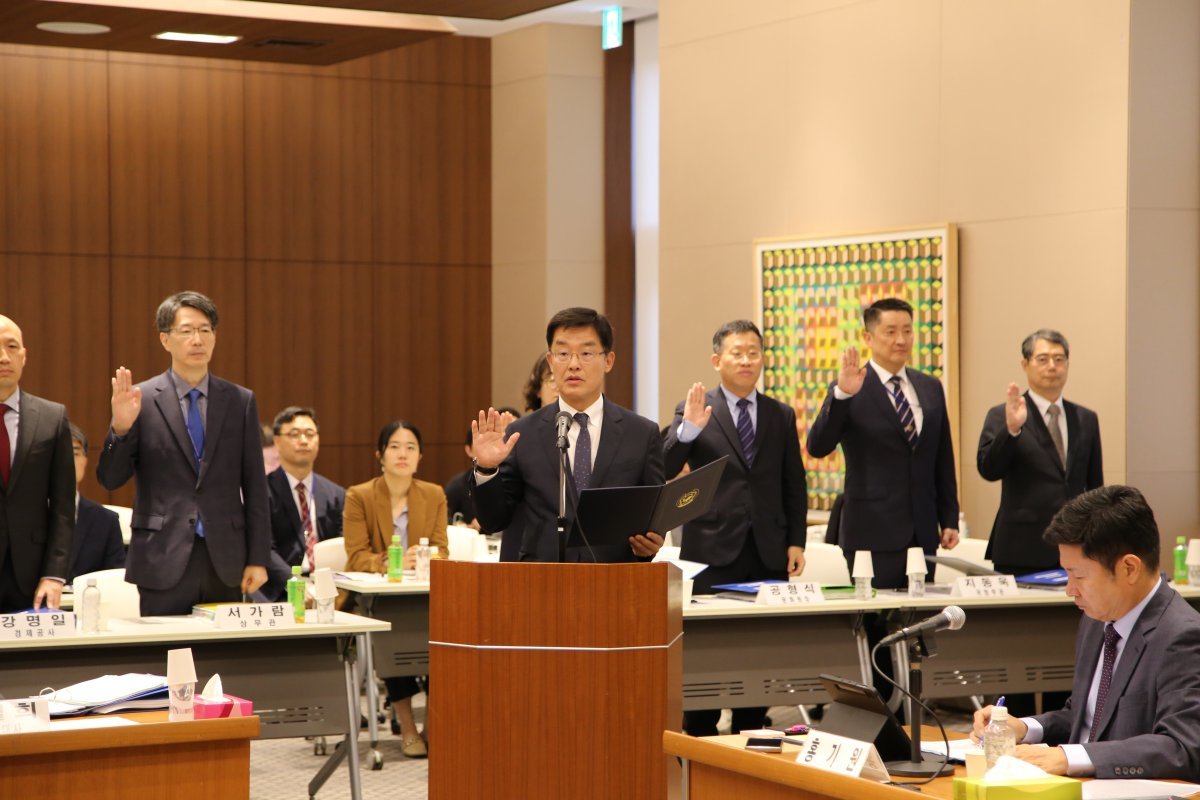 박철희 주일 한국대사(가운데)가 18일 주일 한국대사관에서 열린 국정감사에서 선서를 하고 있다.  주일 한국대사관 제공