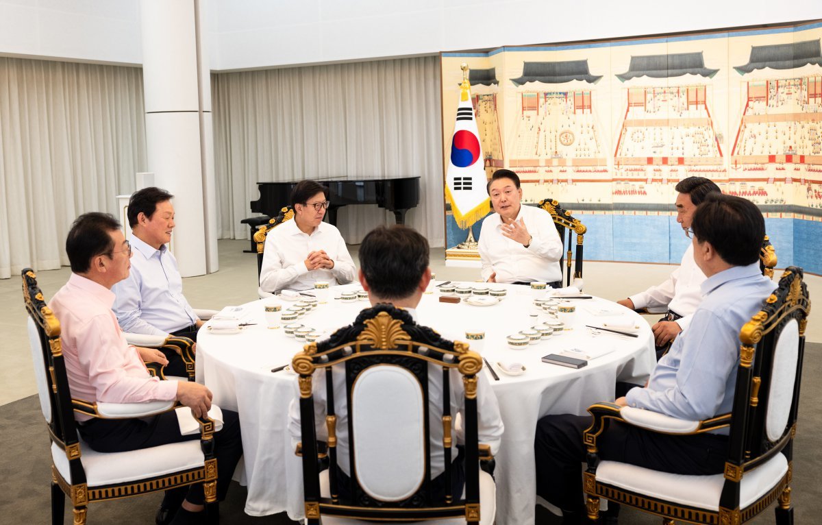 윤석열 대통령은  18일 대통령 관저에 박형준 부산광역시장, 김두겸 울산광역시장, 박완수 경상남도지사를 초청해 정책간담회 겸 만찬을 진행했다. 대통령실 제공