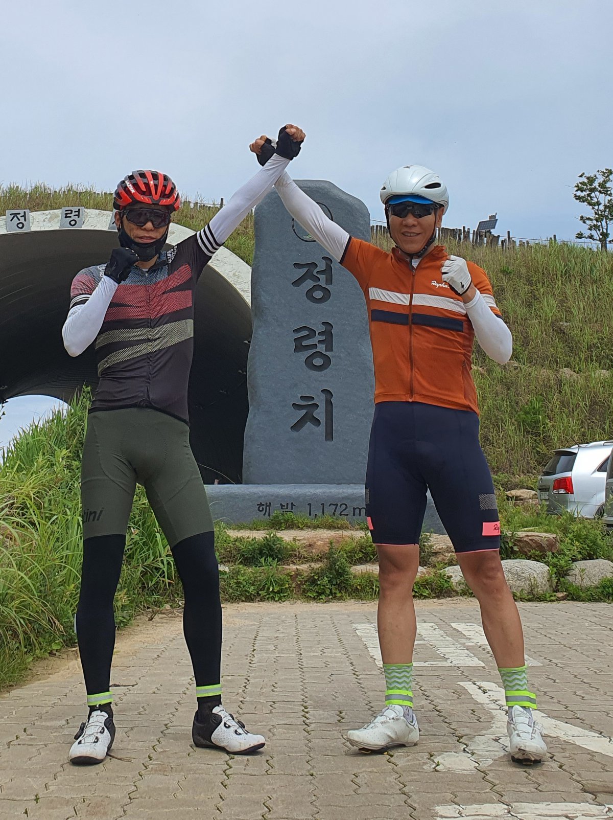 김창우 씨(왼쪽)가 지리산 정령치에서 포즈를 취했다. 김창우 씨 제공.